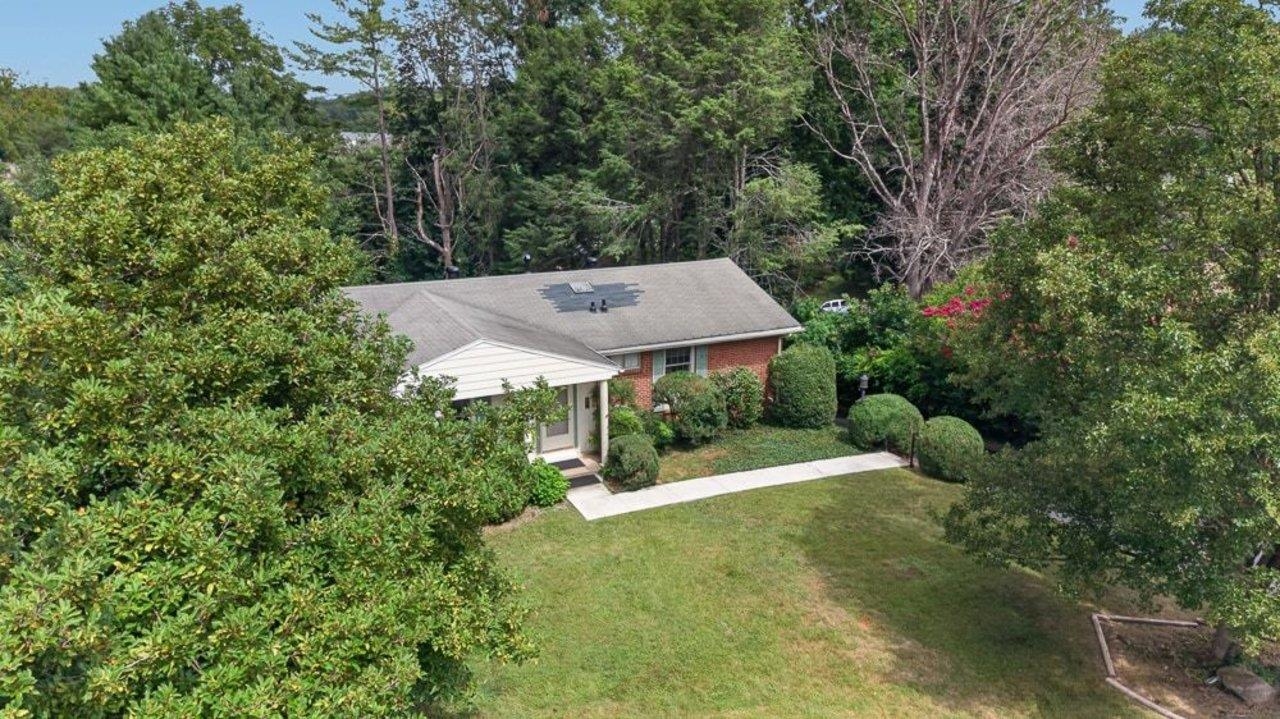 1395 PLEASANT VIEW ST, STAUNTON, Virginia 24401, 3 Bedrooms Bedrooms, ,3 BathroomsBathrooms,Residential,1395 PLEASANT VIEW ST,680403 MLS # 680403 1395 PLEASANT VIEW ST, STAUNTON, Virginia 24401, 3 Bedrooms Bedrooms, ,3 BathroomsBathrooms,Residential,1395 PLEASANT VIEW ST,680403 MLS # 680403