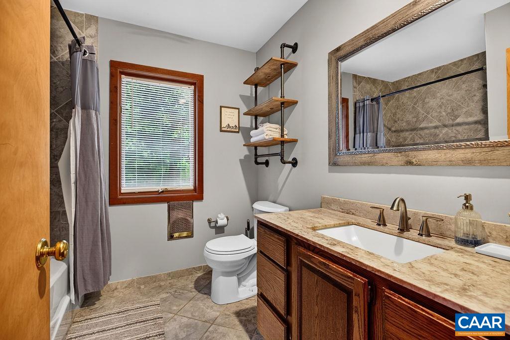 Full guest bath on the second floor. Full guest bath on the second floor.