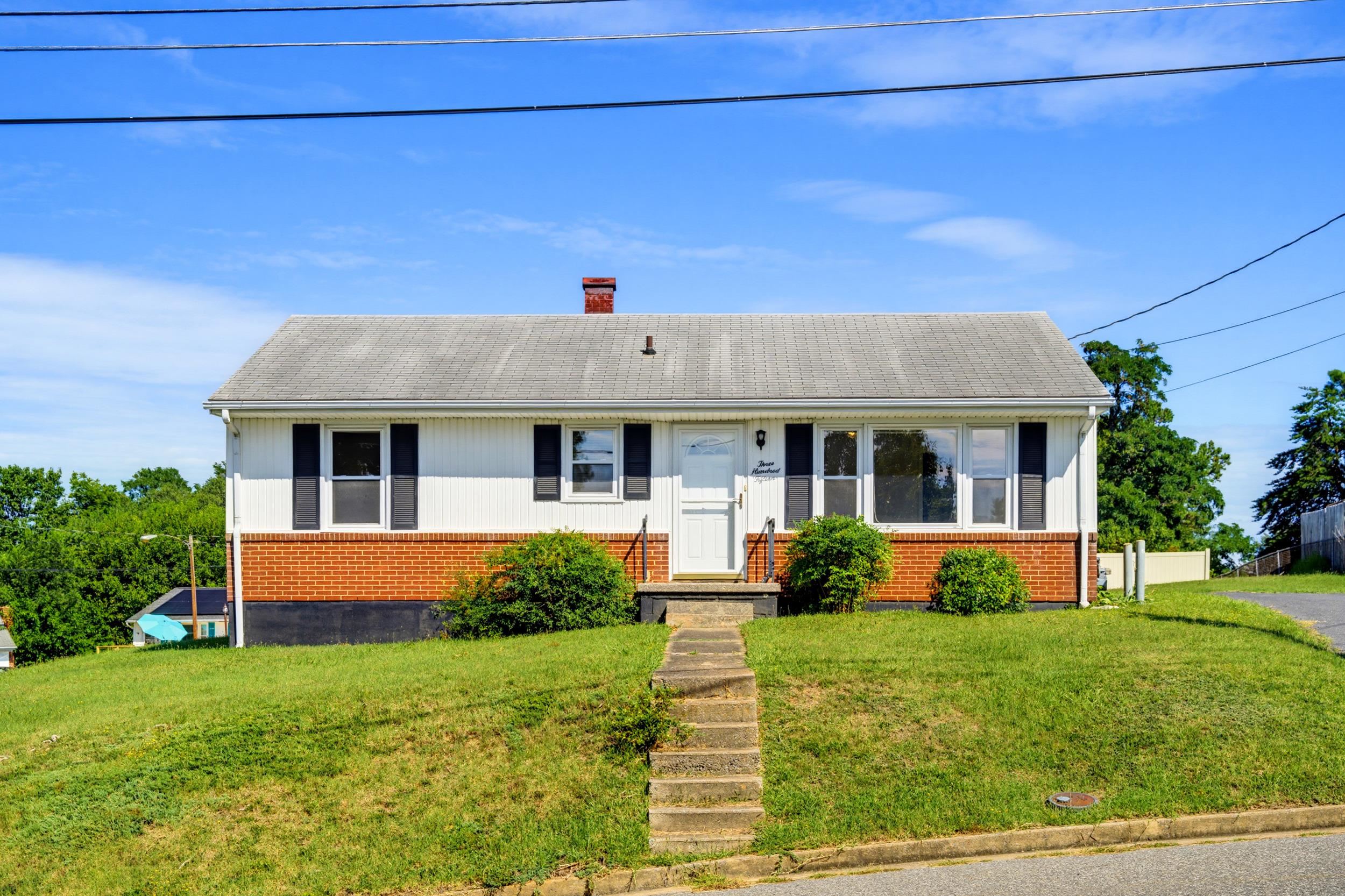 315 SHARON LN, STAUNTON, Virginia 24401, 3 Bedrooms Bedrooms, ,1 BathroomBathrooms,Residential,315 SHARON LN,680554 MLS # 680554 315 SHARON LN, STAUNTON, Virginia 24401, 3 Bedrooms Bedrooms, ,1 BathroomBathrooms,Residential,315 SHARON LN,680554 MLS # 680554