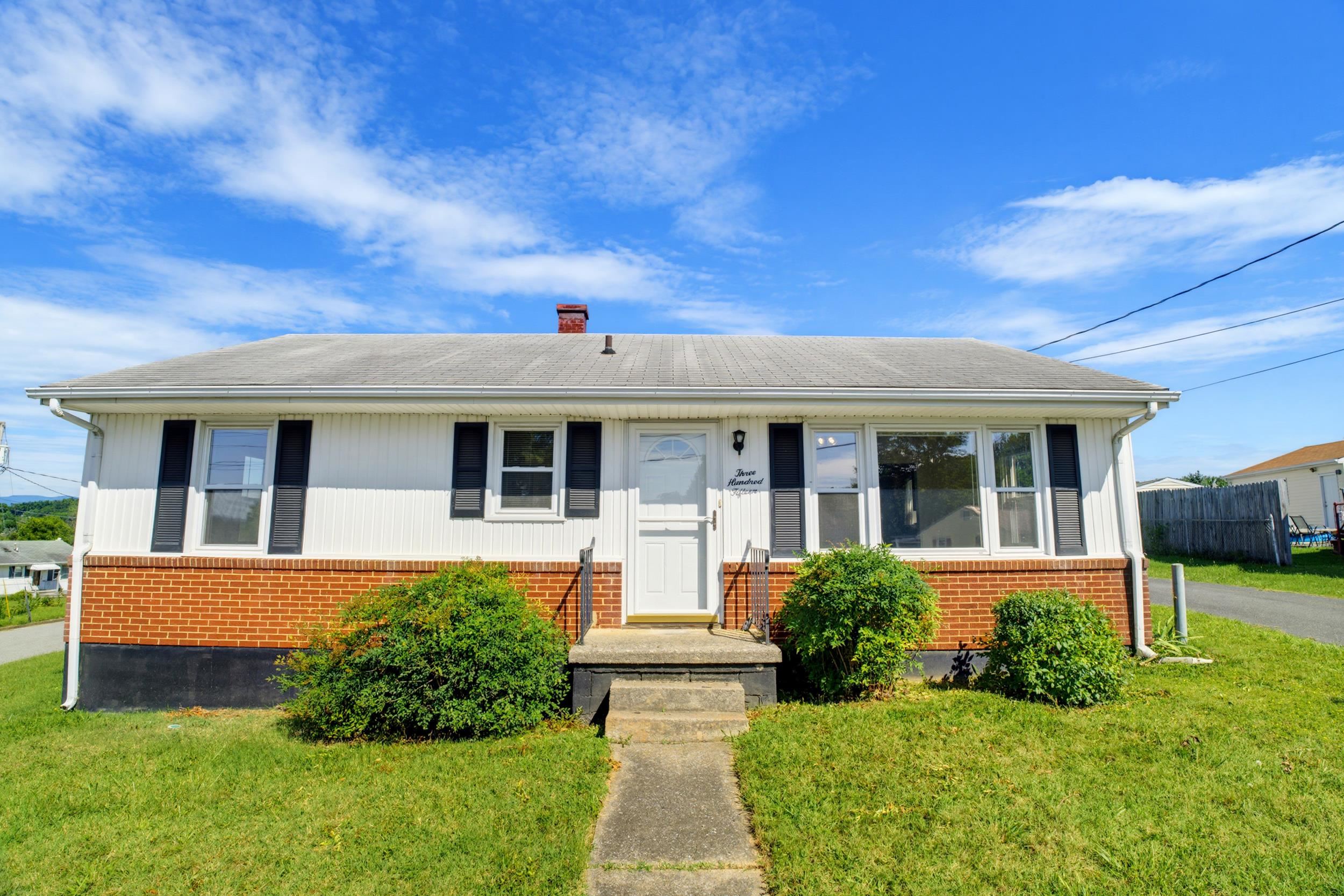315 SHARON LN, STAUNTON, Virginia 24401, 3 Bedrooms Bedrooms, ,1 BathroomBathrooms,Residential,315 SHARON LN,680554 MLS # 680554 315 SHARON LN, STAUNTON, Virginia 24401, 3 Bedrooms Bedrooms, ,1 BathroomBathrooms,Residential,315 SHARON LN,680554 MLS # 680554