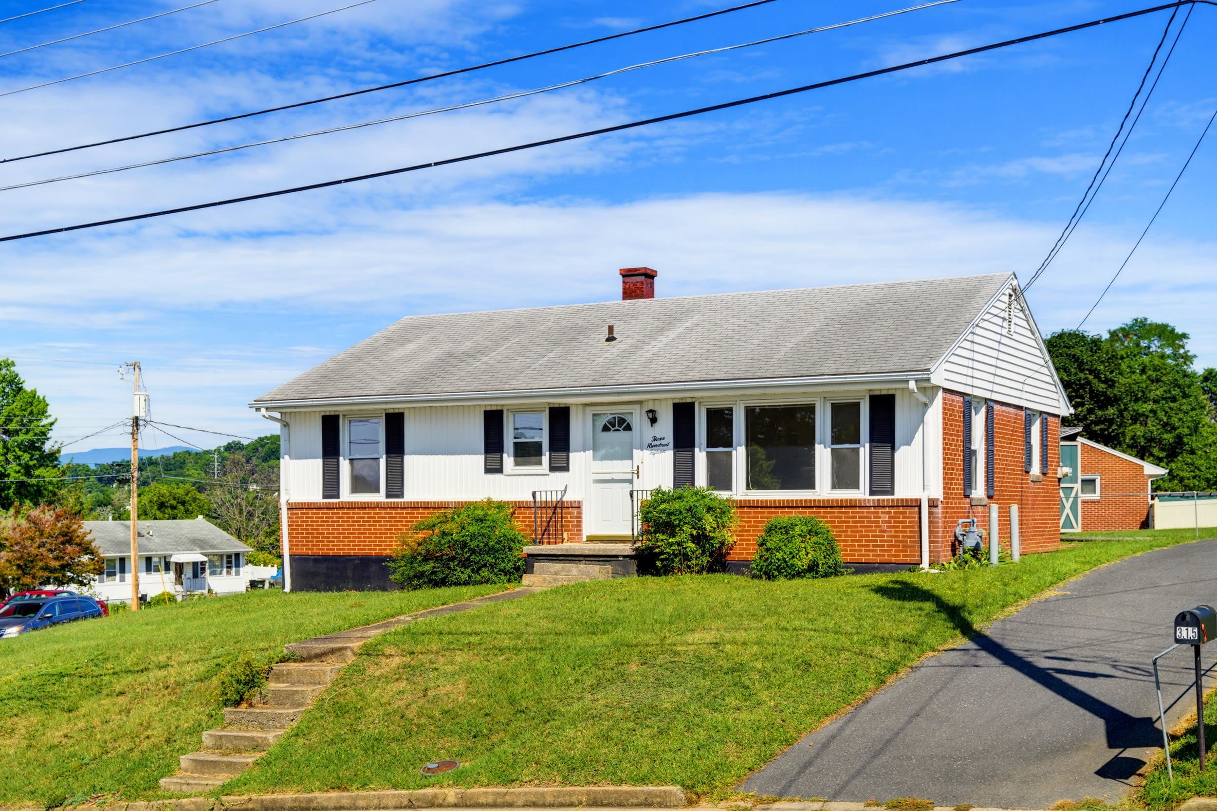 315 SHARON LN, STAUNTON, Virginia 24401, 3 Bedrooms Bedrooms, ,1 BathroomBathrooms,Residential,315 SHARON LN,680554 MLS # 680554 315 SHARON LN, STAUNTON, Virginia 24401, 3 Bedrooms Bedrooms, ,1 BathroomBathrooms,Residential,315 SHARON LN,680554 MLS # 680554