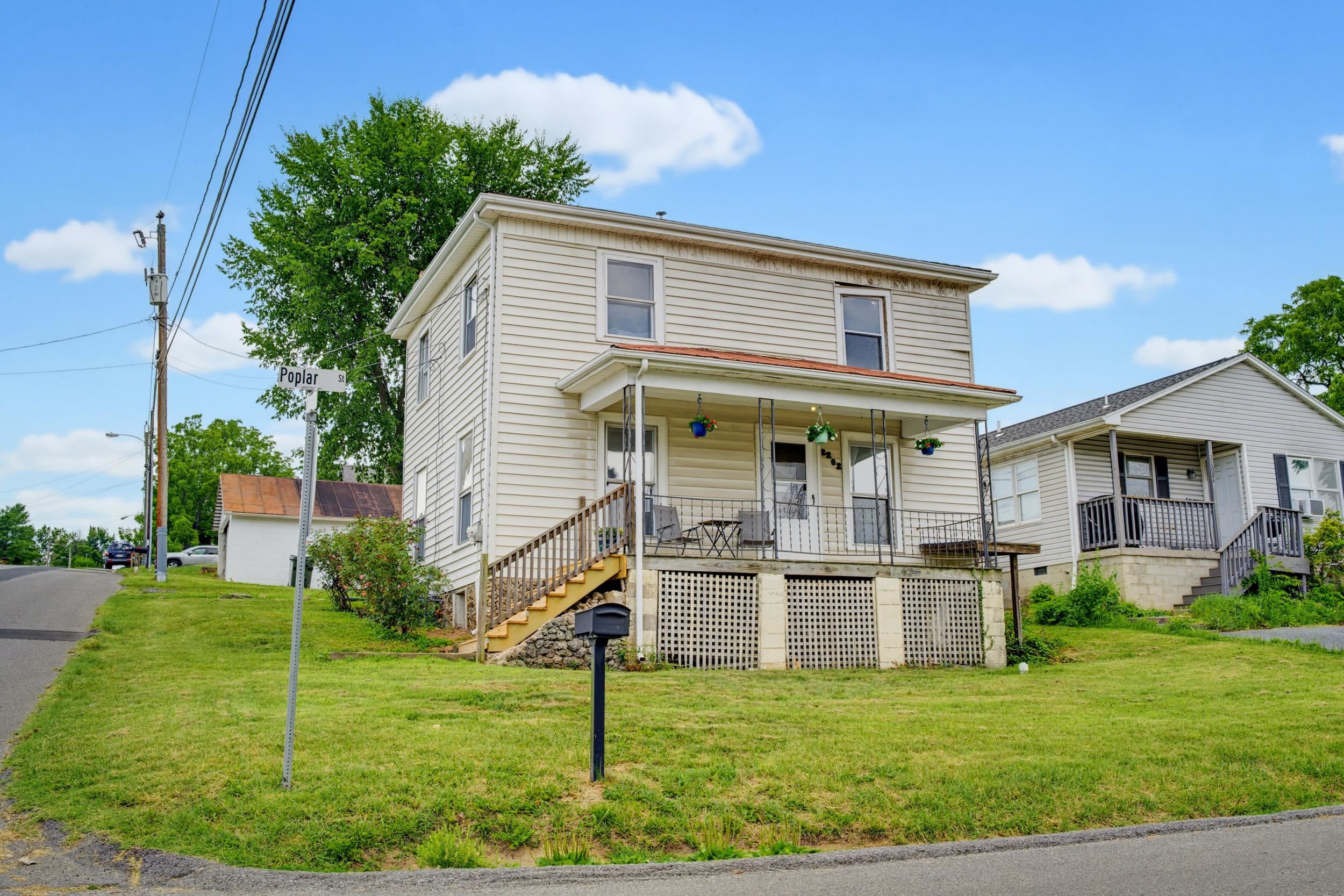 2202 POPLAR ST, STAUNTON, Virginia 24401, 2 Bedrooms Bedrooms, ,1 BathroomBathrooms,Residential,2202 POPLAR ST,679050 MLS # 679050