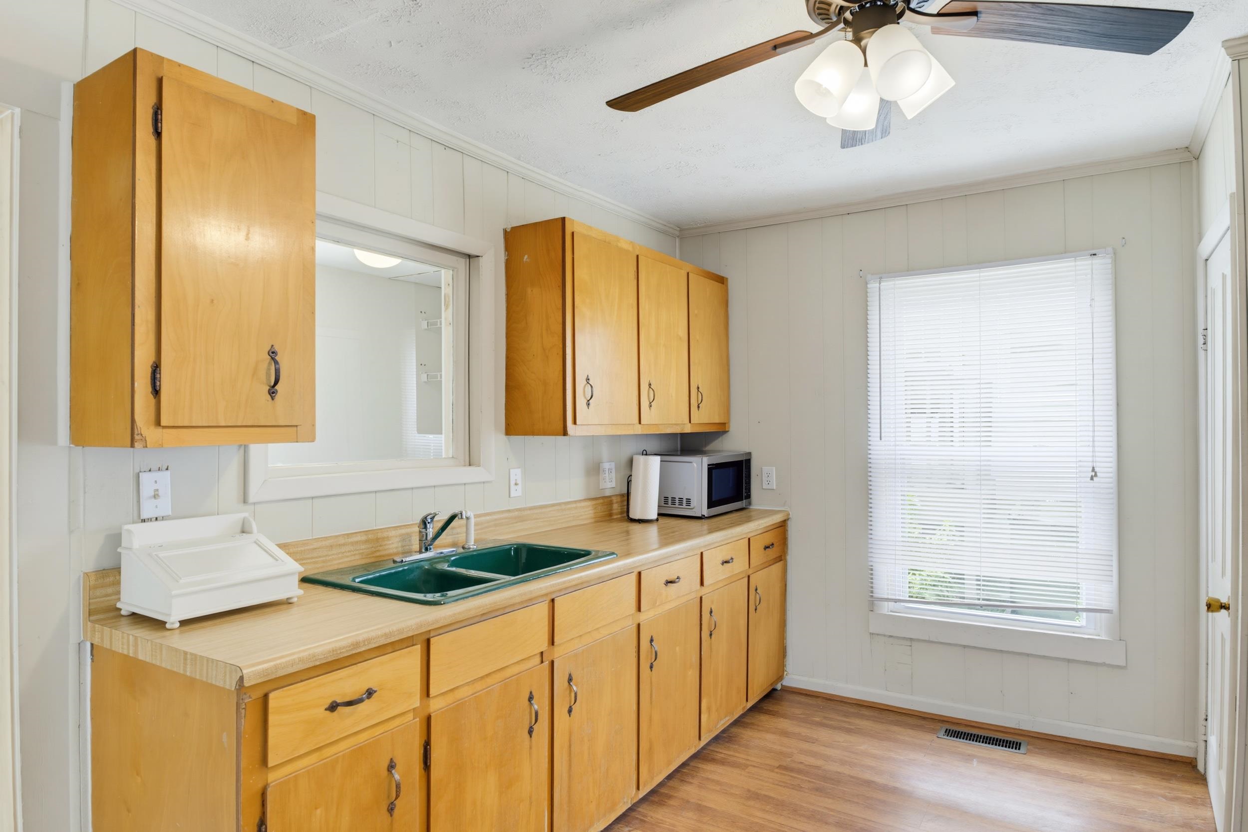 2202 POPLAR ST, STAUNTON, Virginia 24401, 2 Bedrooms Bedrooms, ,1 BathroomBathrooms,Residential,2202 POPLAR ST,679050 MLS # 679050