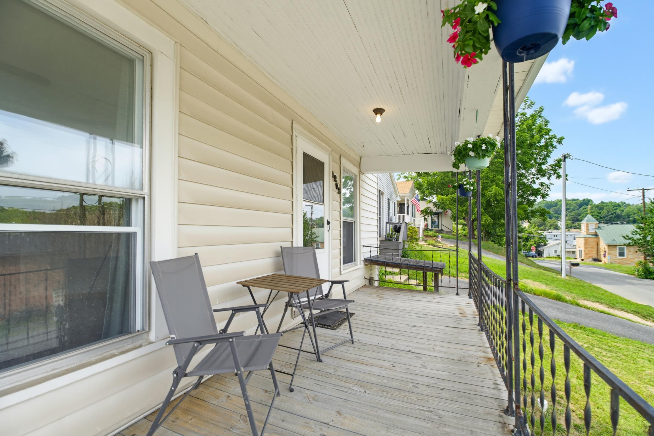 2202 POPLAR ST, STAUNTON, Virginia 24401, 2 Bedrooms Bedrooms, ,1 BathroomBathrooms,Residential,2202 POPLAR ST,679050 MLS # 679050