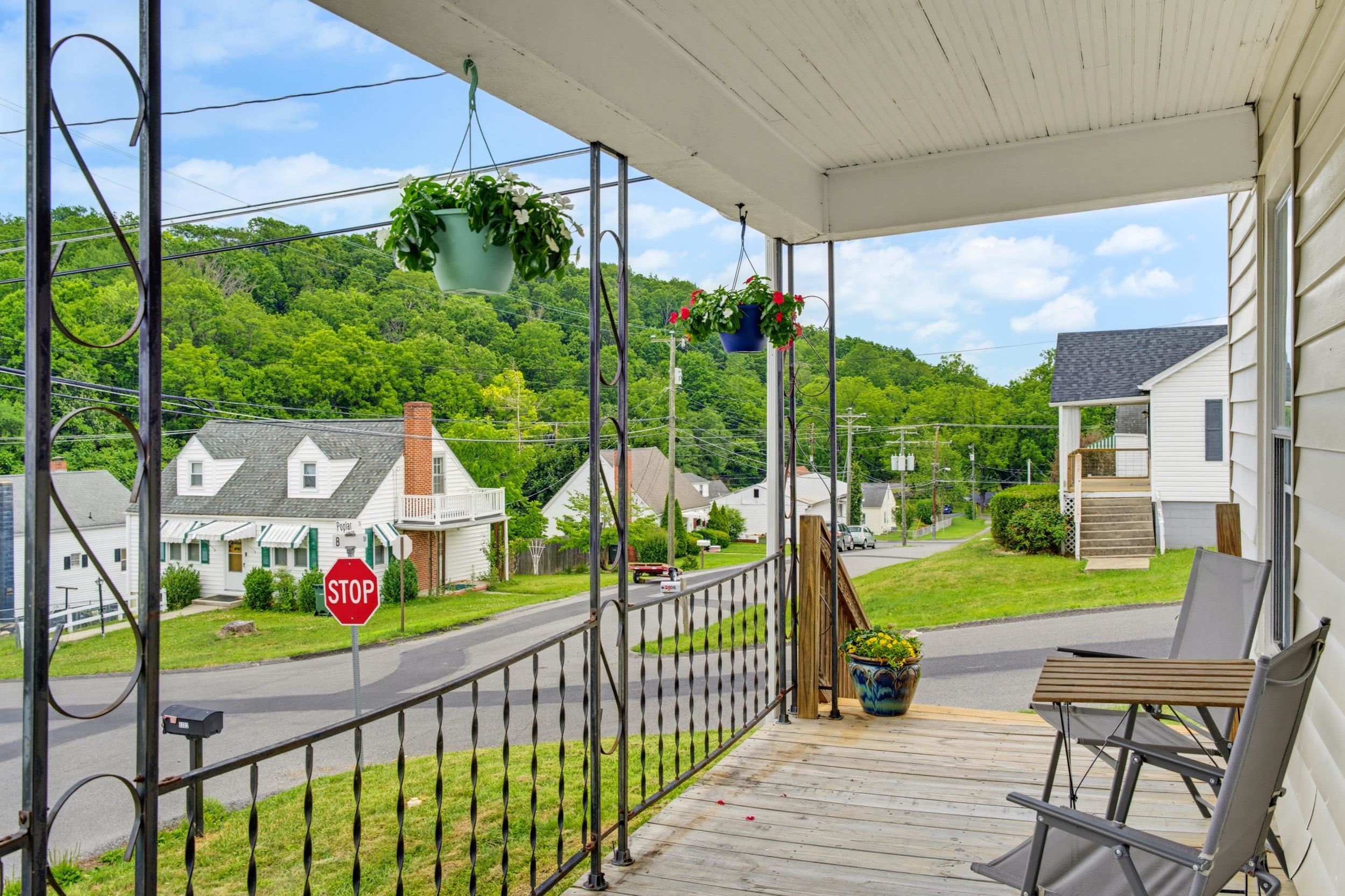 2202 POPLAR ST, STAUNTON, Virginia 24401, 2 Bedrooms Bedrooms, ,1 BathroomBathrooms,Residential,2202 POPLAR ST,679050 MLS # 679050