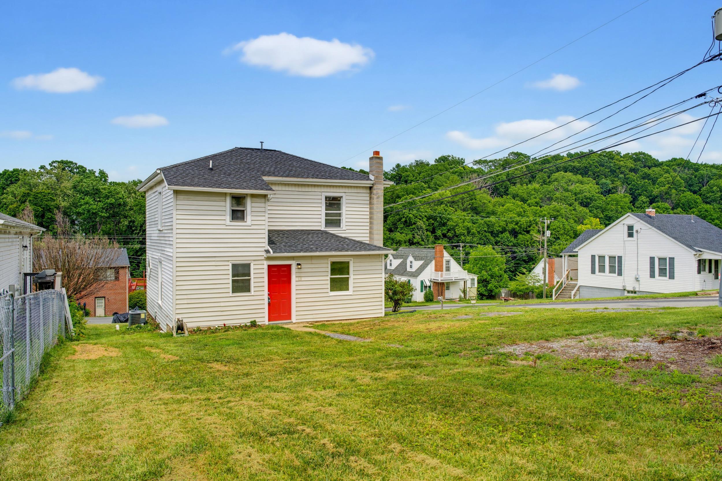 2202 POPLAR ST, STAUNTON, Virginia 24401, 2 Bedrooms Bedrooms, ,1 BathroomBathrooms,Residential,2202 POPLAR ST,679050 MLS # 679050