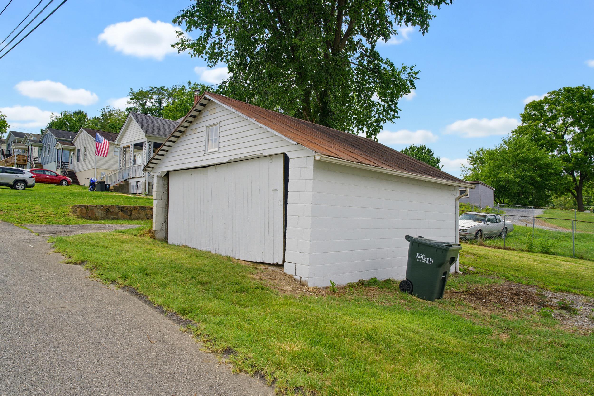 2202 POPLAR ST, STAUNTON, Virginia 24401, 2 Bedrooms Bedrooms, ,1 BathroomBathrooms,Residential,2202 POPLAR ST,679050 MLS # 679050