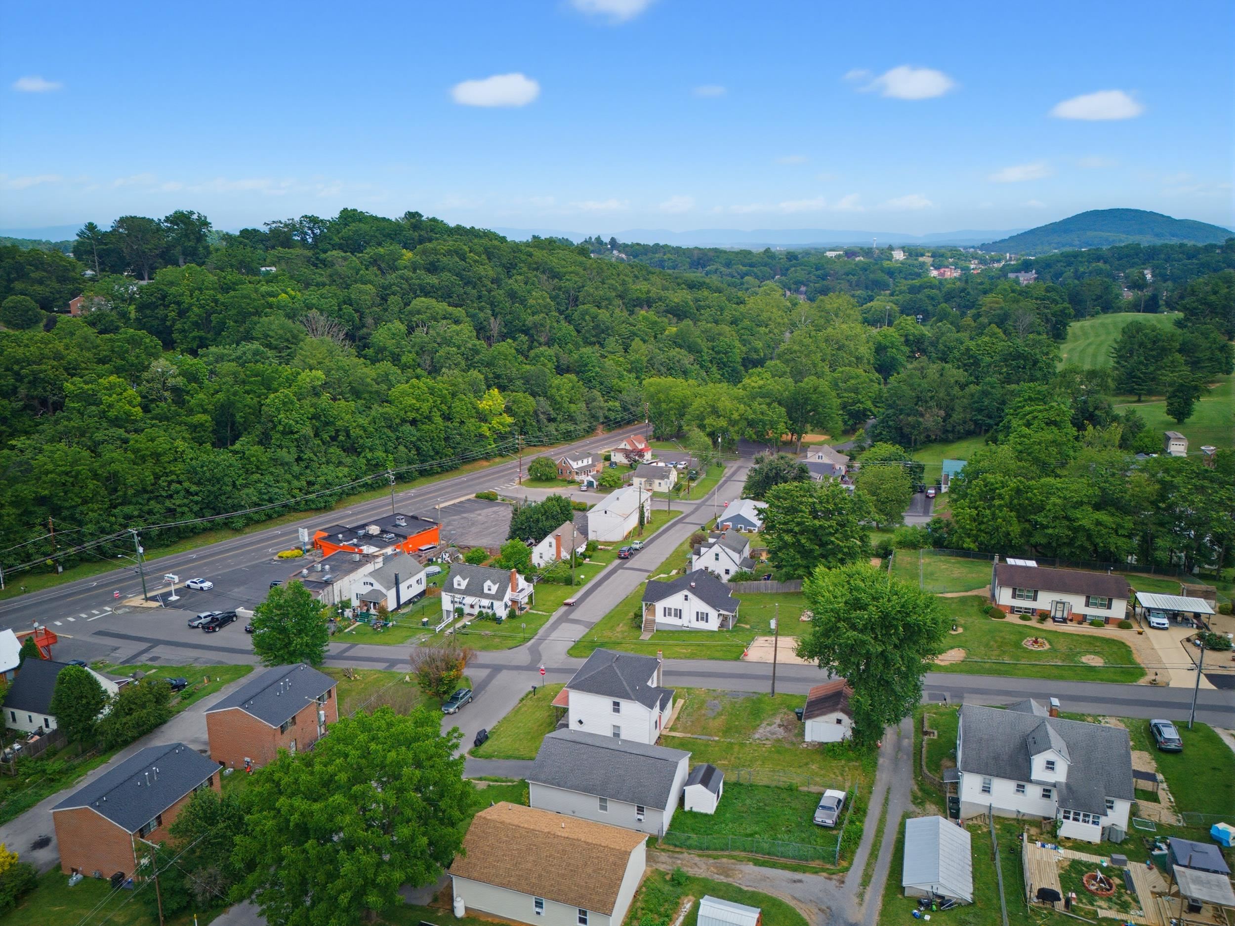 2202 POPLAR ST, STAUNTON, Virginia 24401, 2 Bedrooms Bedrooms, ,1 BathroomBathrooms,Residential,2202 POPLAR ST,679050 MLS # 679050
