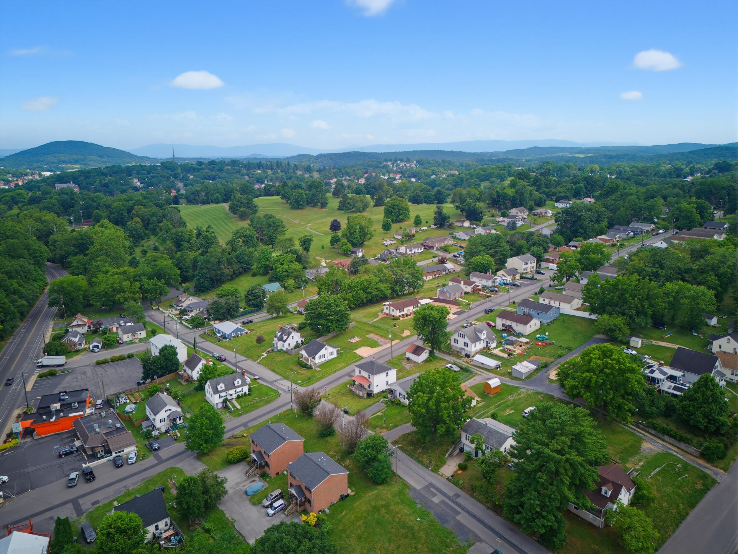 2202 POPLAR ST, STAUNTON, Virginia 24401, 2 Bedrooms Bedrooms, ,1 BathroomBathrooms,Residential,2202 POPLAR ST,679050 MLS # 679050