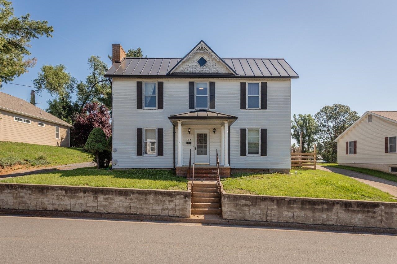 420 W SPRING ST, WOODSTOCK, Virginia 22664, 4 Bedrooms Bedrooms, ,2 BathroomsBathrooms,Residential,420 W SPRING ST,678107 MLS # 678107 420 W SPRING ST, WOODSTOCK, Virginia 22664, 4 Bedrooms Bedrooms, ,2 BathroomsBathrooms,Residential,420 W SPRING ST,678107 MLS # 678107