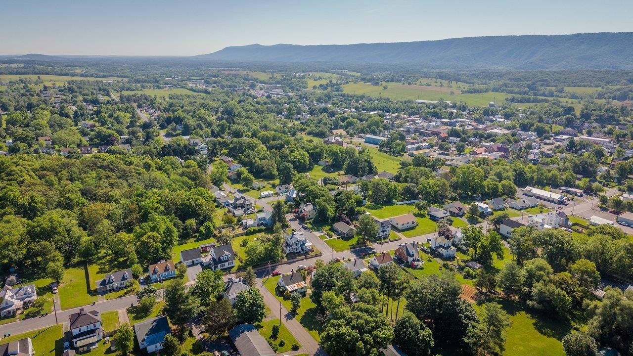 420 W SPRING ST, WOODSTOCK, Virginia 22664, 4 Bedrooms Bedrooms, ,2 BathroomsBathrooms,Residential,420 W SPRING ST,678107 MLS # 678107 420 W SPRING ST, WOODSTOCK, Virginia 22664, 4 Bedrooms Bedrooms, ,2 BathroomsBathrooms,Residential,420 W SPRING ST,678107 MLS # 678107