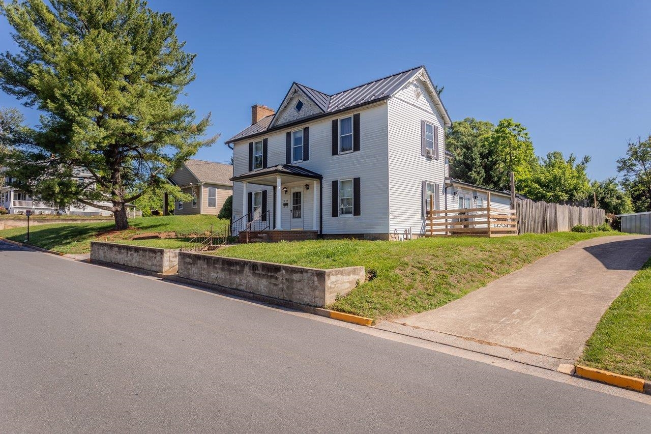 420 W SPRING ST, WOODSTOCK, Virginia 22664, 4 Bedrooms Bedrooms, ,2 BathroomsBathrooms,Residential,420 W SPRING ST,678107 MLS # 678107 420 W SPRING ST, WOODSTOCK, Virginia 22664, 4 Bedrooms Bedrooms, ,2 BathroomsBathrooms,Residential,420 W SPRING ST,678107 MLS # 678107