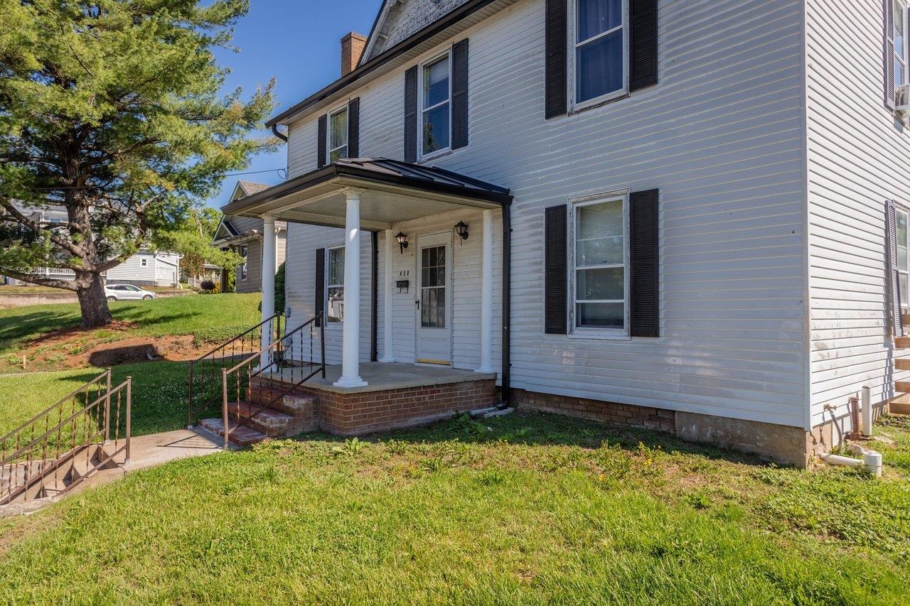 420 W SPRING ST, WOODSTOCK, Virginia 22664, 4 Bedrooms Bedrooms, ,2 BathroomsBathrooms,Residential,420 W SPRING ST,678107 MLS # 678107 420 W SPRING ST, WOODSTOCK, Virginia 22664, 4 Bedrooms Bedrooms, ,2 BathroomsBathrooms,Residential,420 W SPRING ST,678107 MLS # 678107