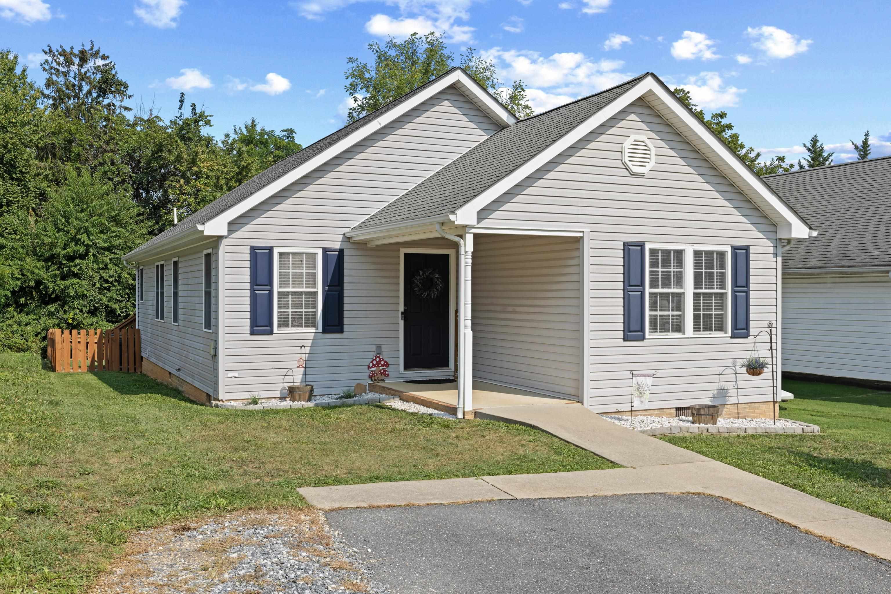 523 D ST, STAUNTON, Virginia 24401, 3 Bedrooms Bedrooms, ,2 BathroomsBathrooms,Residential,523 D ST,680606 MLS # 680606