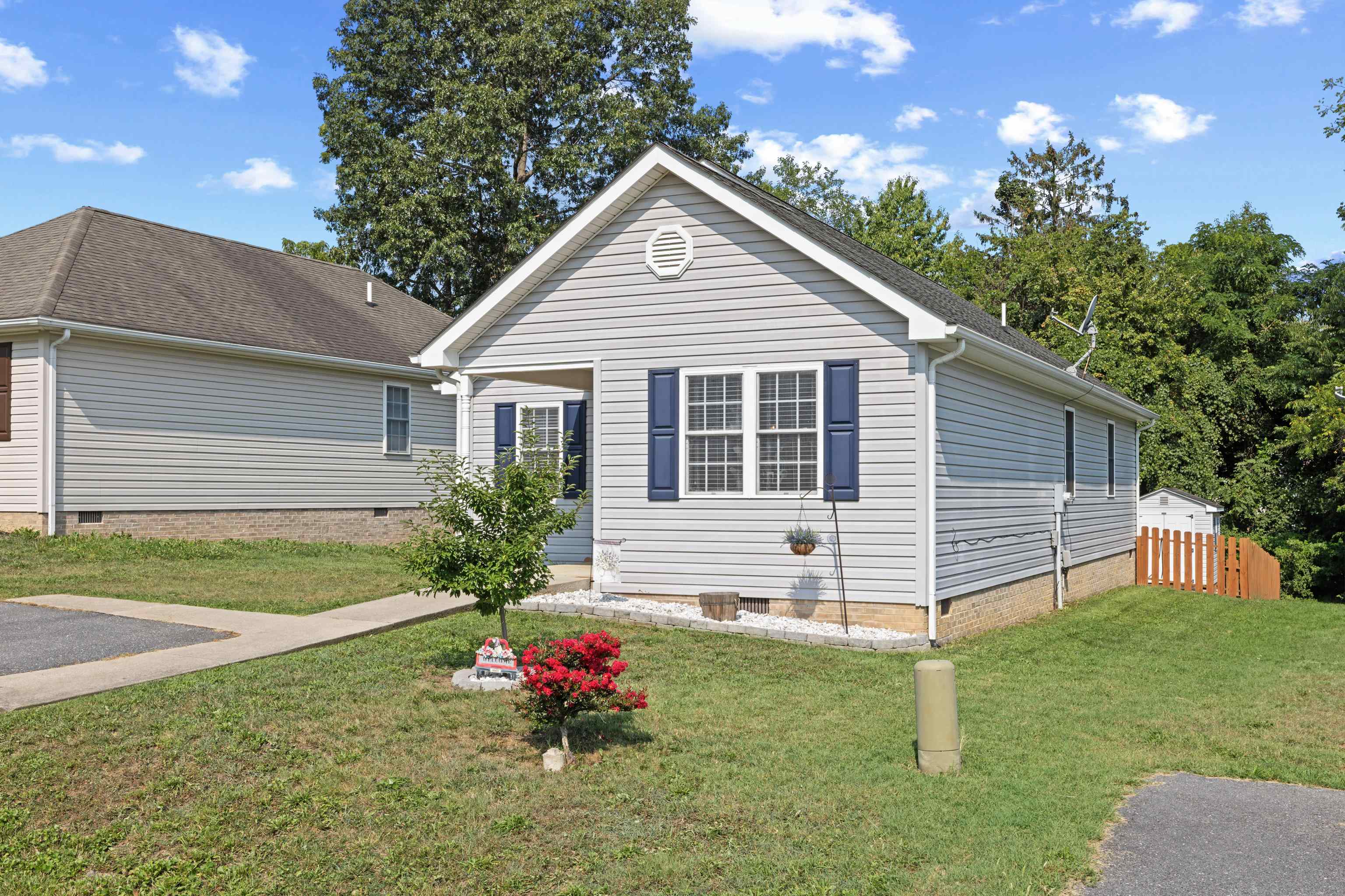 523 D ST, STAUNTON, Virginia 24401, 3 Bedrooms Bedrooms, ,2 BathroomsBathrooms,Residential,523 D ST,680606 MLS # 680606