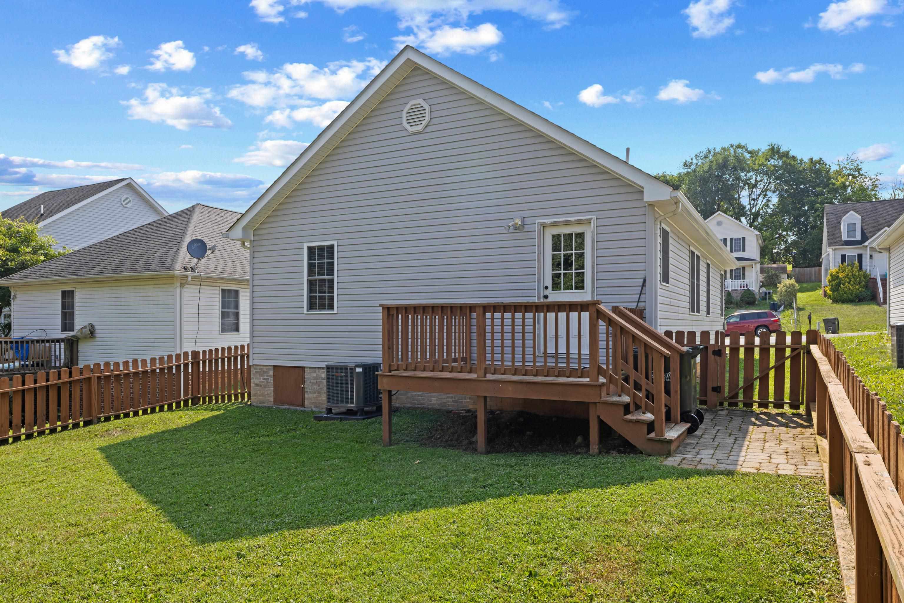 523 D ST, STAUNTON, Virginia 24401, 3 Bedrooms Bedrooms, ,2 BathroomsBathrooms,Residential,523 D ST,680606 MLS # 680606