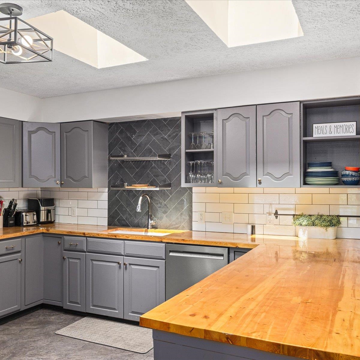 1226 SHIPYARD RD, SHENANDOAH, Virginia 22849, 9 Bedrooms Bedrooms, ,7 BathroomsBathrooms,Residential,Paddlers Paradise,1226 SHIPYARD RD,680618 MLS # 680618 1226 SHIPYARD RD, SHENANDOAH, Virginia 22849, 9 Bedrooms Bedrooms, ,7 BathroomsBathrooms,Residential,Paddlers Paradise,1226 SHIPYARD RD,680618 MLS # 680618