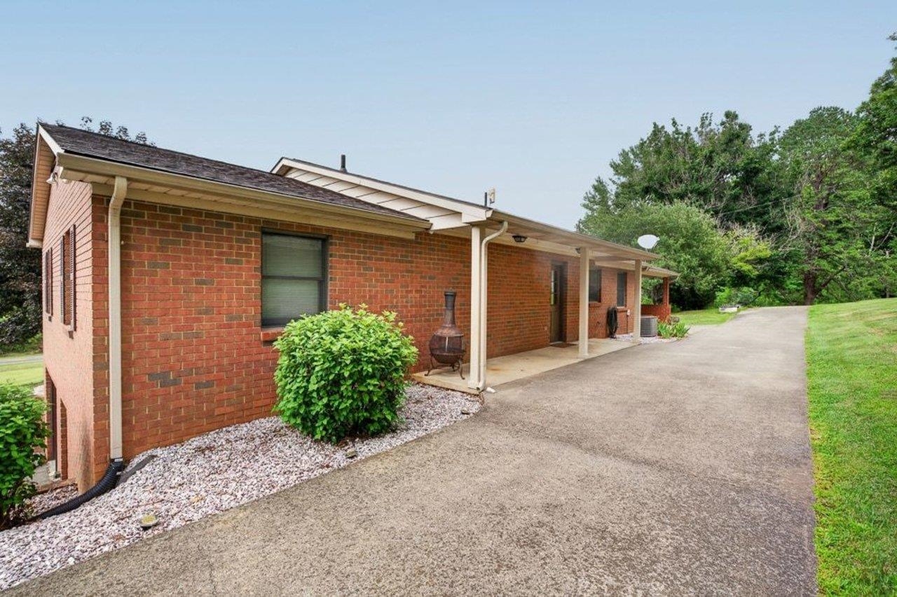 822 PARKERSBURG TPKE, STAUNTON, Virginia 24401, 3 Bedrooms Bedrooms, ,2 BathroomsBathrooms,Residential,822 PARKERSBURG TPKE,680439 MLS # 680439 822 PARKERSBURG TPKE, STAUNTON, Virginia 24401, 3 Bedrooms Bedrooms, ,2 BathroomsBathrooms,Residential,822 PARKERSBURG TPKE,680439 MLS # 680439