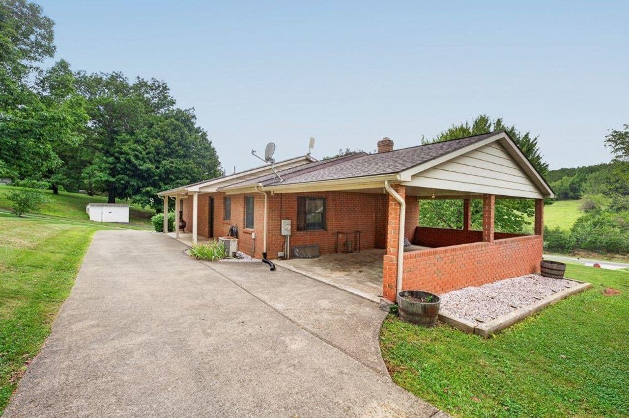 822 PARKERSBURG TPKE, STAUNTON, Virginia 24401, 3 Bedrooms Bedrooms, ,2 BathroomsBathrooms,Residential,822 PARKERSBURG TPKE,680439 MLS # 680439 822 PARKERSBURG TPKE, STAUNTON, Virginia 24401, 3 Bedrooms Bedrooms, ,2 BathroomsBathrooms,Residential,822 PARKERSBURG TPKE,680439 MLS # 680439