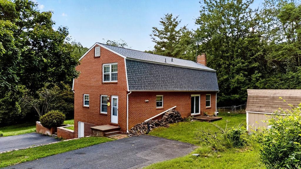 2755 LEE JACKSON HWY, STAUNTON, Virginia 24401, 4 Bedrooms Bedrooms, ,3 BathroomsBathrooms,Residential,2755 LEE JACKSON HWY,680641 MLS # 680641