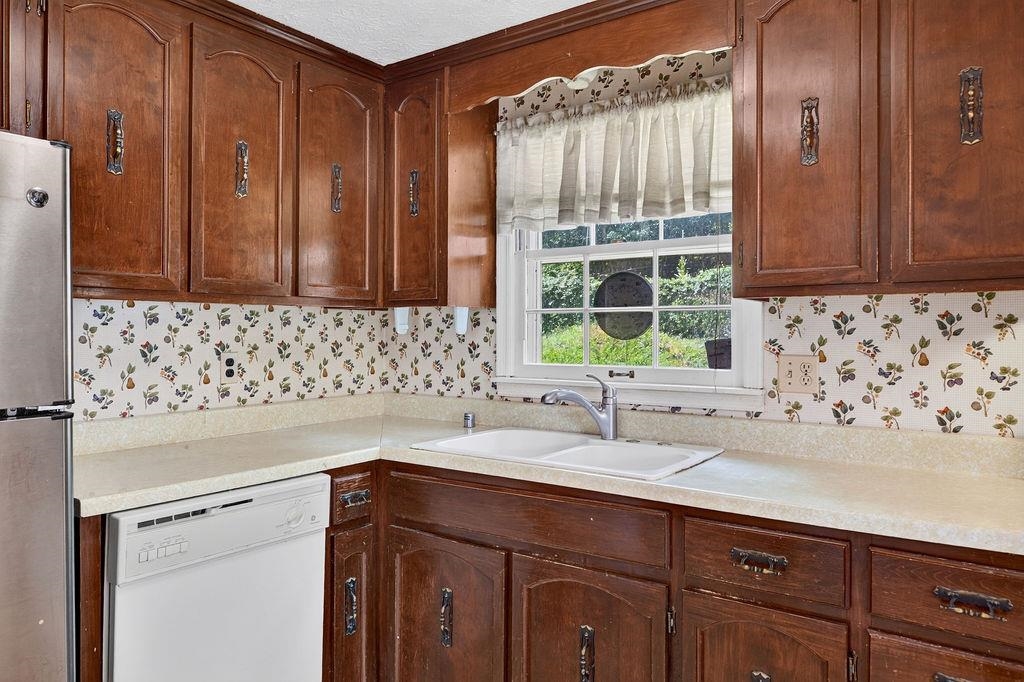 2755 LEE JACKSON HWY, STAUNTON, Virginia 24401, 4 Bedrooms Bedrooms, ,3 BathroomsBathrooms,Residential,2755 LEE JACKSON HWY,680641 MLS # 680641