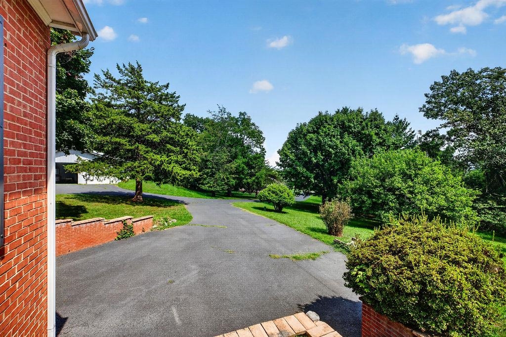 2755 LEE JACKSON HWY, STAUNTON, Virginia 24401, 4 Bedrooms Bedrooms, ,3 BathroomsBathrooms,Residential,2755 LEE JACKSON HWY,680641 MLS # 680641