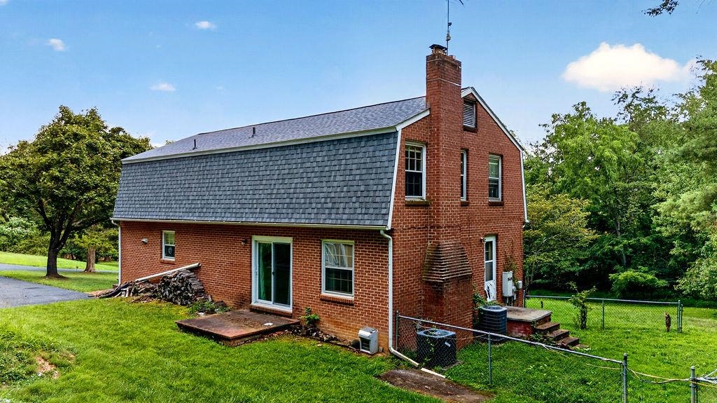2755 LEE JACKSON HWY, STAUNTON, Virginia 24401, 4 Bedrooms Bedrooms, ,3 BathroomsBathrooms,Residential,2755 LEE JACKSON HWY,680641 MLS # 680641