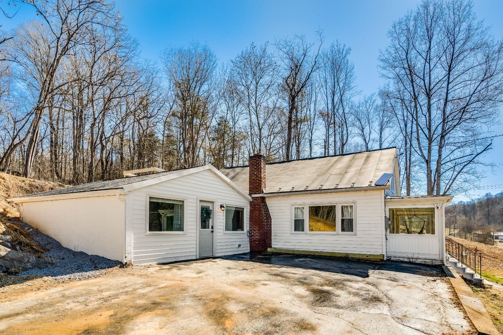 393 CROOKED RUN RD, SHENANDOAH, Virginia 22849, 4 Bedrooms Bedrooms, ,2 BathroomsBathrooms,Residential,River Bound,393 CROOKED RUN RD,680657 MLS # 680657 393 CROOKED RUN RD, SHENANDOAH, Virginia 22849, 4 Bedrooms Bedrooms, ,2 BathroomsBathrooms,Residential,River Bound,393 CROOKED RUN RD,680657 MLS # 680657