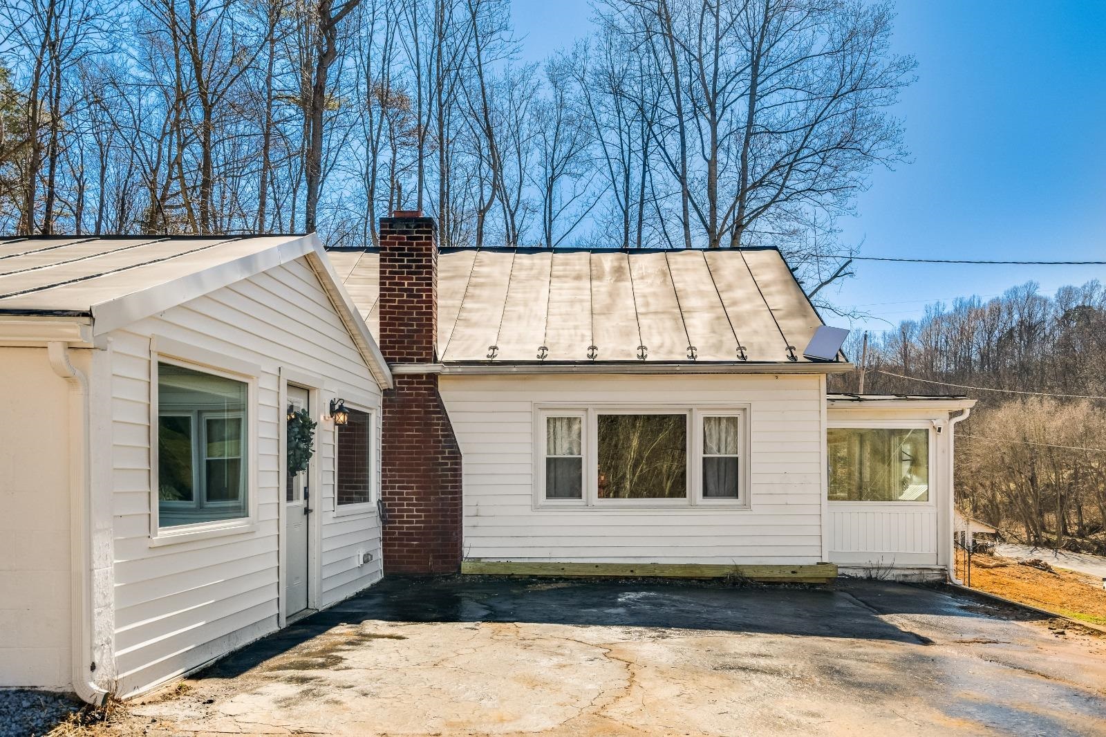 393 CROOKED RUN RD, SHENANDOAH, Virginia 22849, 4 Bedrooms Bedrooms, ,2 BathroomsBathrooms,Residential,River Bound,393 CROOKED RUN RD,680657 MLS # 680657 393 CROOKED RUN RD, SHENANDOAH, Virginia 22849, 4 Bedrooms Bedrooms, ,2 BathroomsBathrooms,Residential,River Bound,393 CROOKED RUN RD,680657 MLS # 680657