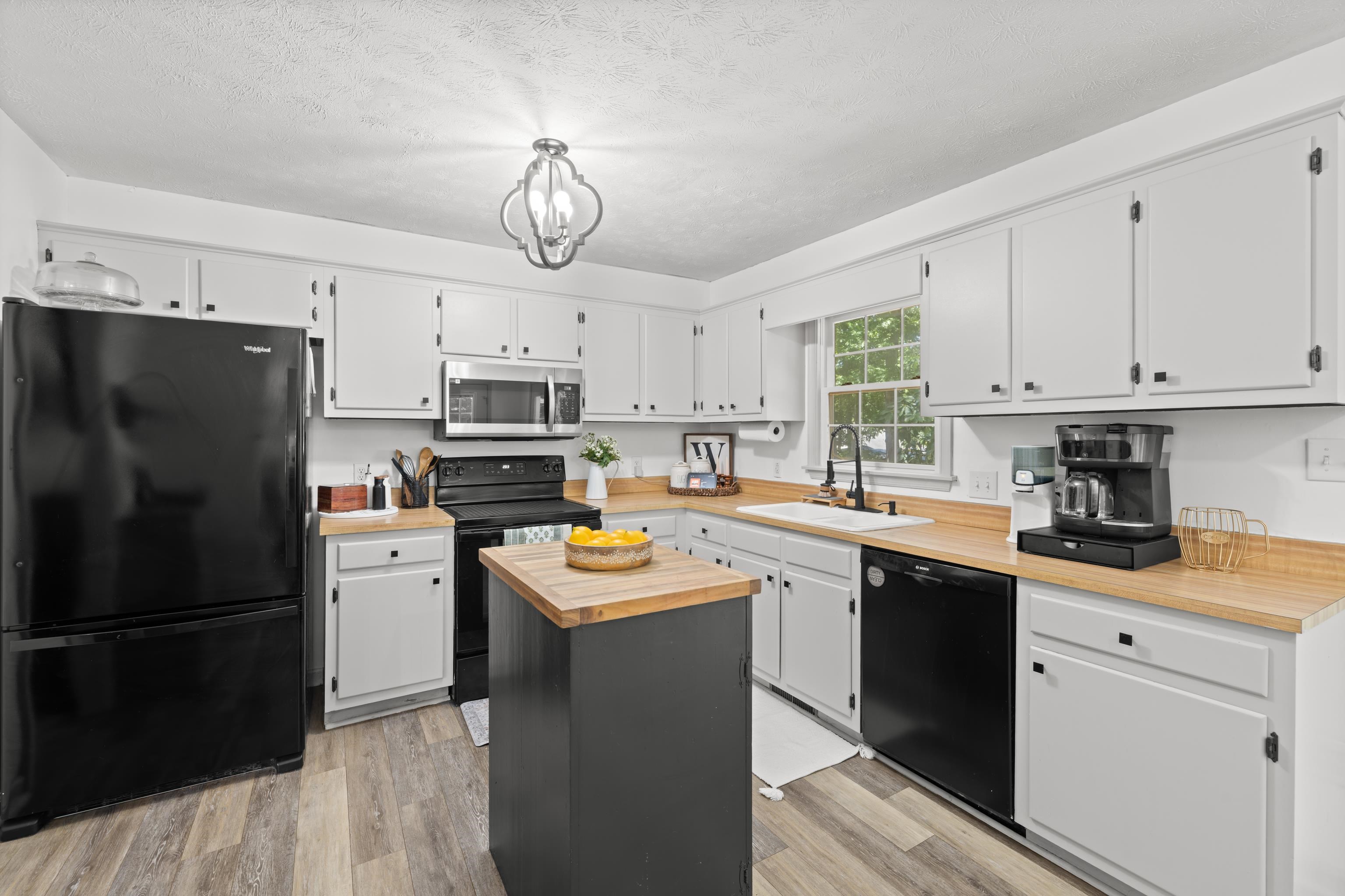 16 KINGSTON CT, STUARTS DRAFT, Virginia 24477, 3 Bedrooms Bedrooms, ,3 BathroomsBathrooms,Residential,16 KINGSTON CT,678012 MLS # 678012 16 KINGSTON CT, STUARTS DRAFT, Virginia 24477, 3 Bedrooms Bedrooms, ,3 BathroomsBathrooms,Residential,16 KINGSTON CT,678012 MLS # 678012
