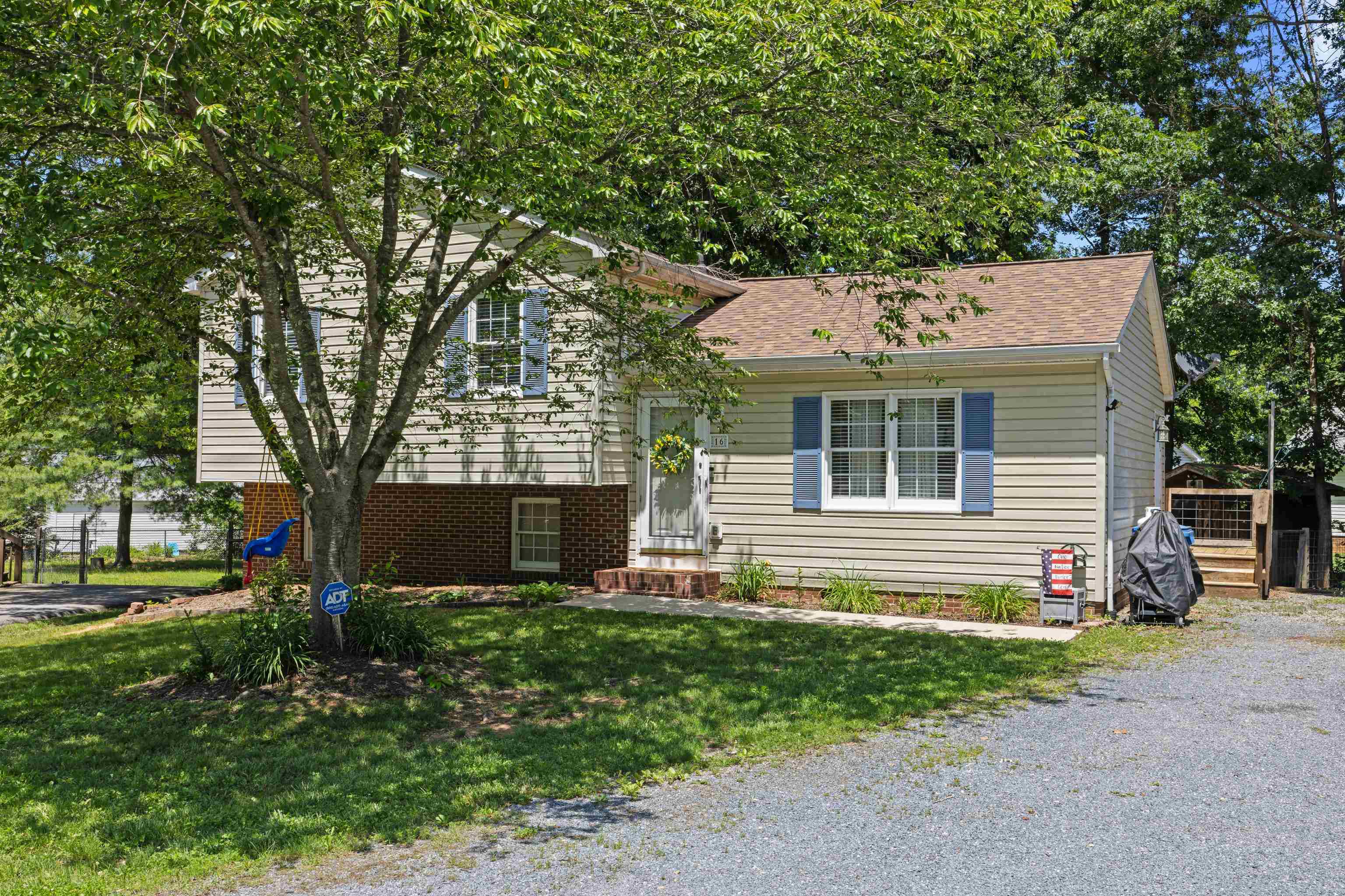 16 KINGSTON CT, STUARTS DRAFT, Virginia 24477, 3 Bedrooms Bedrooms, ,3 BathroomsBathrooms,Residential,16 KINGSTON CT,678012 MLS # 678012 16 KINGSTON CT, STUARTS DRAFT, Virginia 24477, 3 Bedrooms Bedrooms, ,3 BathroomsBathrooms,Residential,16 KINGSTON CT,678012 MLS # 678012