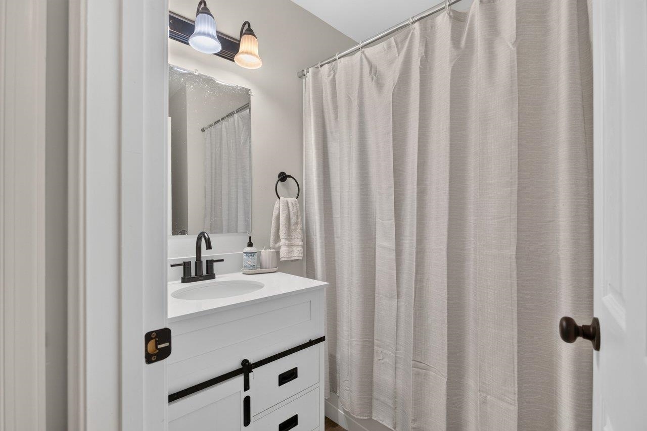 Secondary/guest bath Secondary/guest bath