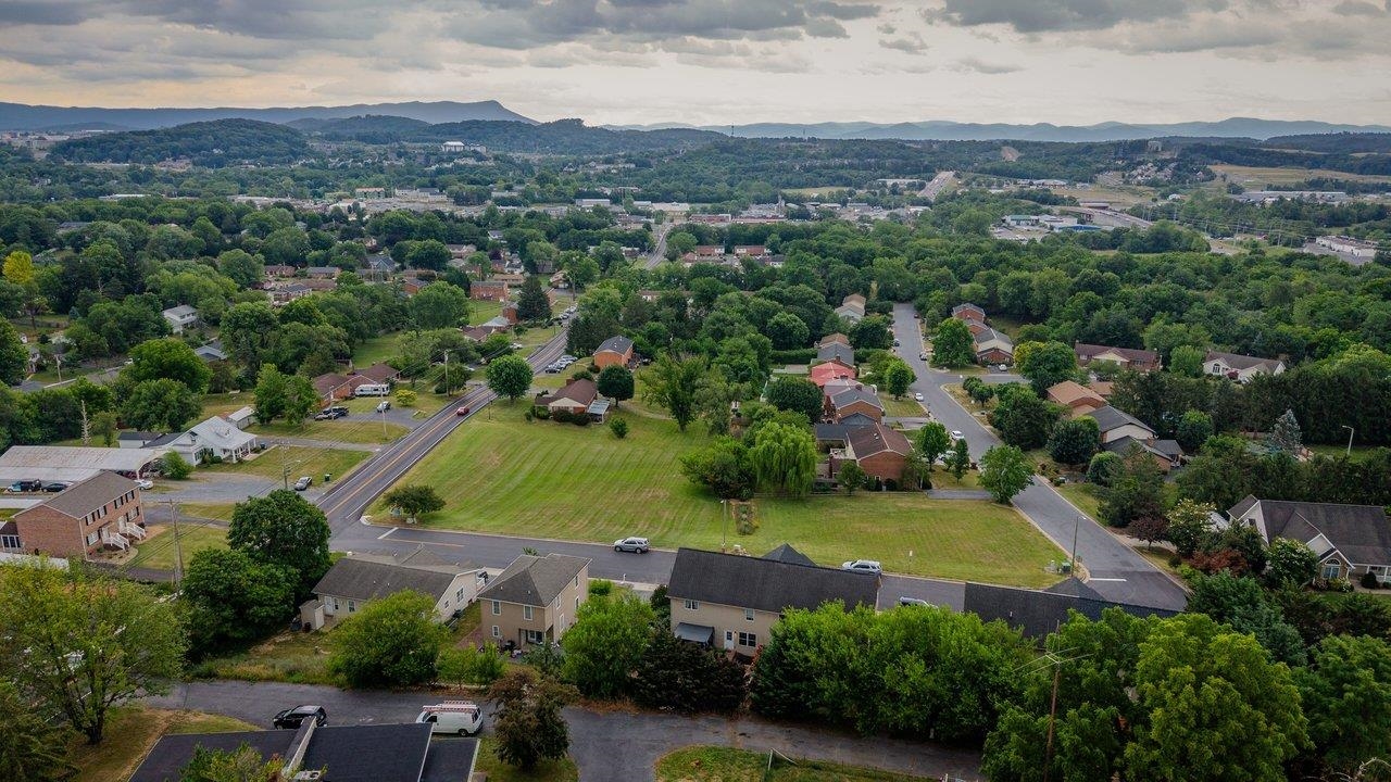 1823 SW WILLOW HILL DR, HARRISONBURG, Virginia 22801, 5 Bedrooms Bedrooms, ,2 BathroomsBathrooms,Residential,1823 SW WILLOW HILL DR,678978 MLS # 678978 1823 SW WILLOW HILL DR, HARRISONBURG, Virginia 22801, 5 Bedrooms Bedrooms, ,2 BathroomsBathrooms,Residential,1823 SW WILLOW HILL DR,678978 MLS # 678978