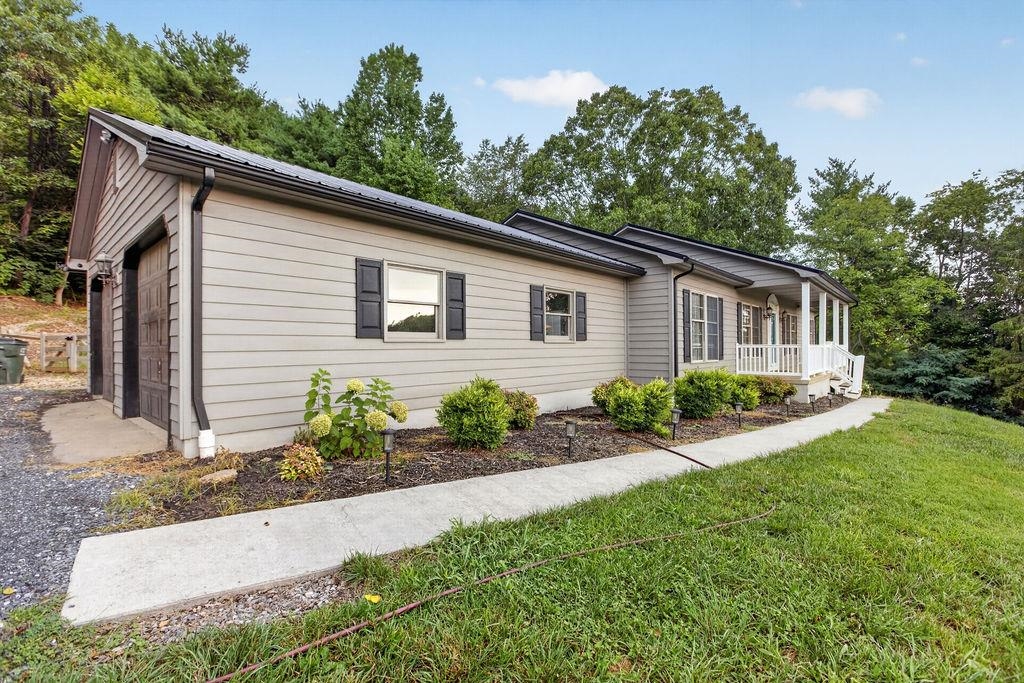 4345 LEE JACKSON HWY, GREENVILLE, Virginia 24440, 3 Bedrooms Bedrooms, ,2 BathroomsBathrooms,Residential,4345 LEE JACKSON HWY,680660 MLS # 680660 4345 LEE JACKSON HWY, GREENVILLE, Virginia 24440, 3 Bedrooms Bedrooms, ,2 BathroomsBathrooms,Residential,4345 LEE JACKSON HWY,680660 MLS # 680660