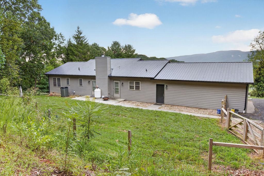 4345 LEE JACKSON HWY, GREENVILLE, Virginia 24440, 3 Bedrooms Bedrooms, ,2 BathroomsBathrooms,Residential,4345 LEE JACKSON HWY,680660 MLS # 680660 4345 LEE JACKSON HWY, GREENVILLE, Virginia 24440, 3 Bedrooms Bedrooms, ,2 BathroomsBathrooms,Residential,4345 LEE JACKSON HWY,680660 MLS # 680660