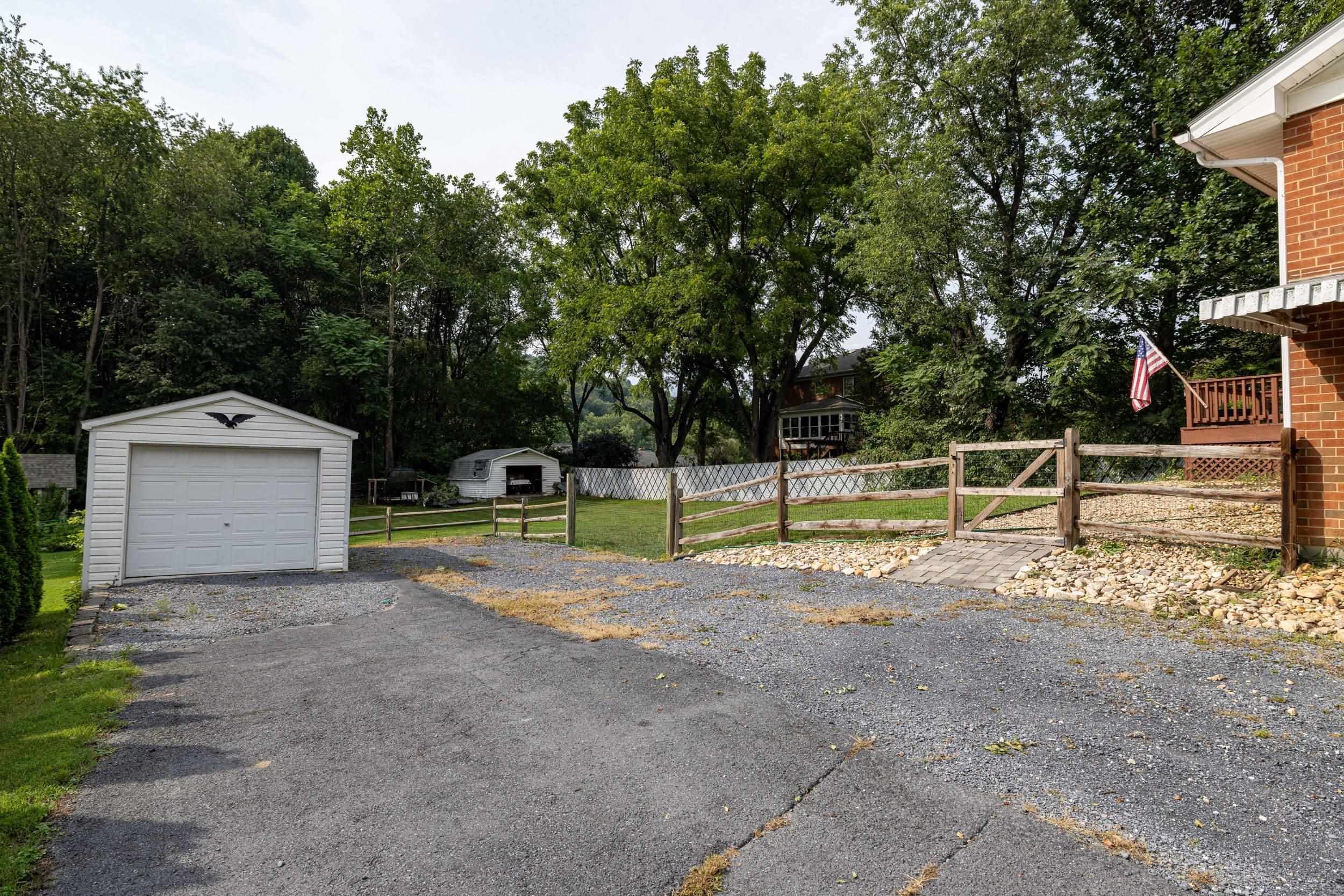 609 W BANK ST, BRIDGEWATER, Virginia 22812, 3 Bedrooms Bedrooms, ,1 BathroomBathrooms,Residential,609 W BANK ST,680707 MLS # 680707