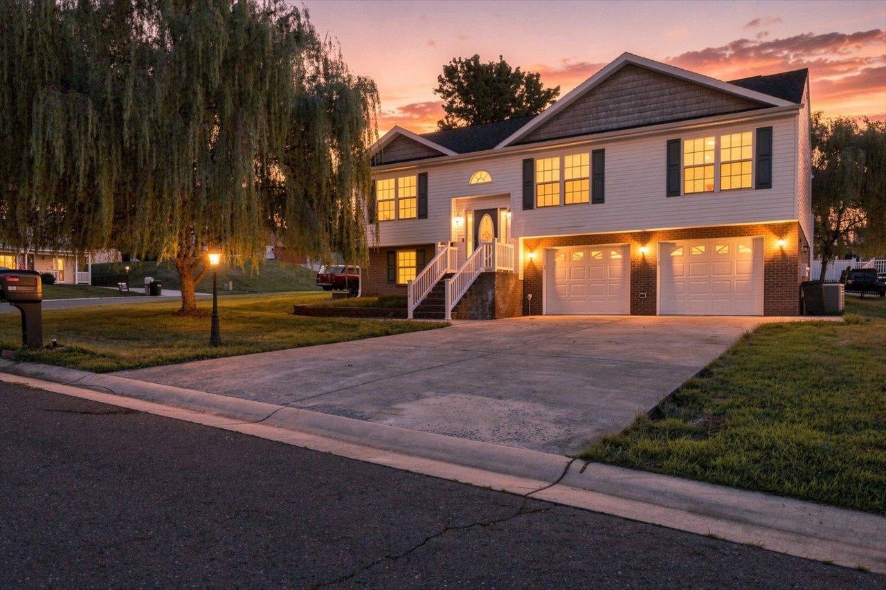 914 RITCHIE BLVD, STAUNTON, Virginia 24401, 4 Bedrooms Bedrooms, ,3 BathroomsBathrooms,Residential,914 RITCHIE BLVD,680708 MLS # 680708