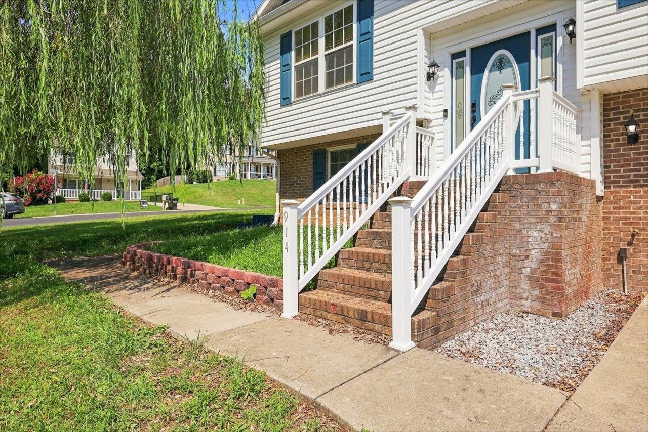 914 RITCHIE BLVD, STAUNTON, Virginia 24401, 4 Bedrooms Bedrooms, ,3 BathroomsBathrooms,Residential,914 RITCHIE BLVD,680708 MLS # 680708