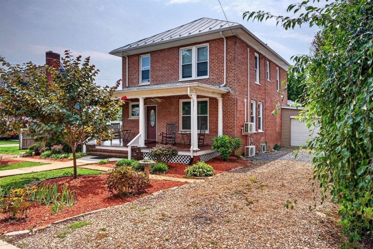 205 DINKEL AVE, BRIDGEWATER, Virginia 22812, 4 Bedrooms Bedrooms, ,2 BathroomsBathrooms,Residential,205 DINKEL AVE,680720 MLS # 680720 205 DINKEL AVE, BRIDGEWATER, Virginia 22812, 4 Bedrooms Bedrooms, ,2 BathroomsBathrooms,Residential,205 DINKEL AVE,680720 MLS # 680720