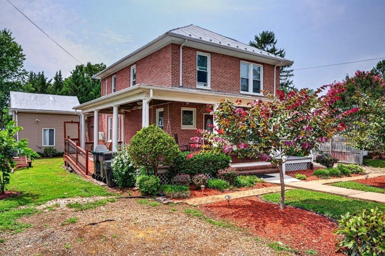 205 DINKEL AVE, BRIDGEWATER, Virginia 22812, 4 Bedrooms Bedrooms, ,2 BathroomsBathrooms,Residential,205 DINKEL AVE,680720 MLS # 680720 205 DINKEL AVE, BRIDGEWATER, Virginia 22812, 4 Bedrooms Bedrooms, ,2 BathroomsBathrooms,Residential,205 DINKEL AVE,680720 MLS # 680720