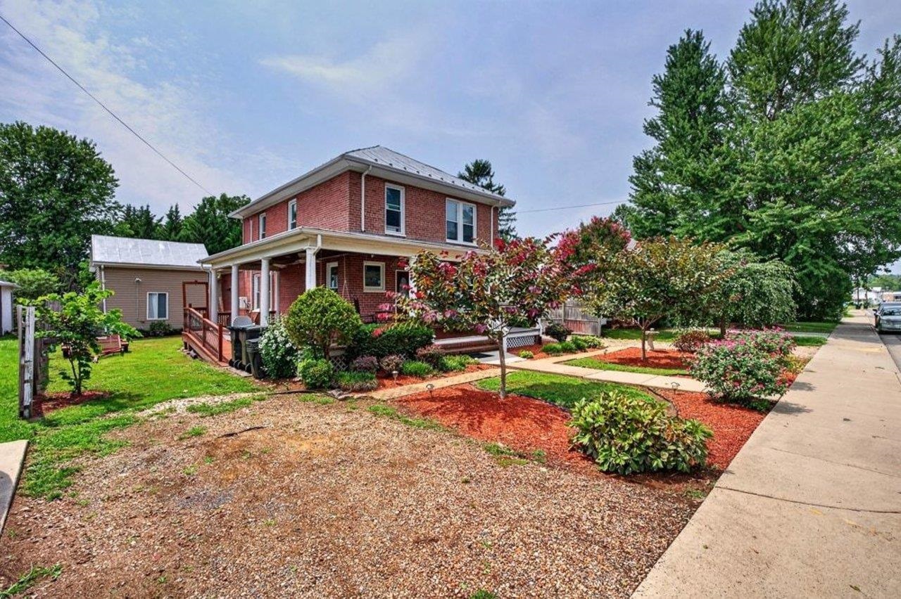 205 DINKEL AVE, BRIDGEWATER, Virginia 22812, 4 Bedrooms Bedrooms, ,2 BathroomsBathrooms,Residential,205 DINKEL AVE,680720 MLS # 680720 205 DINKEL AVE, BRIDGEWATER, Virginia 22812, 4 Bedrooms Bedrooms, ,2 BathroomsBathrooms,Residential,205 DINKEL AVE,680720 MLS # 680720