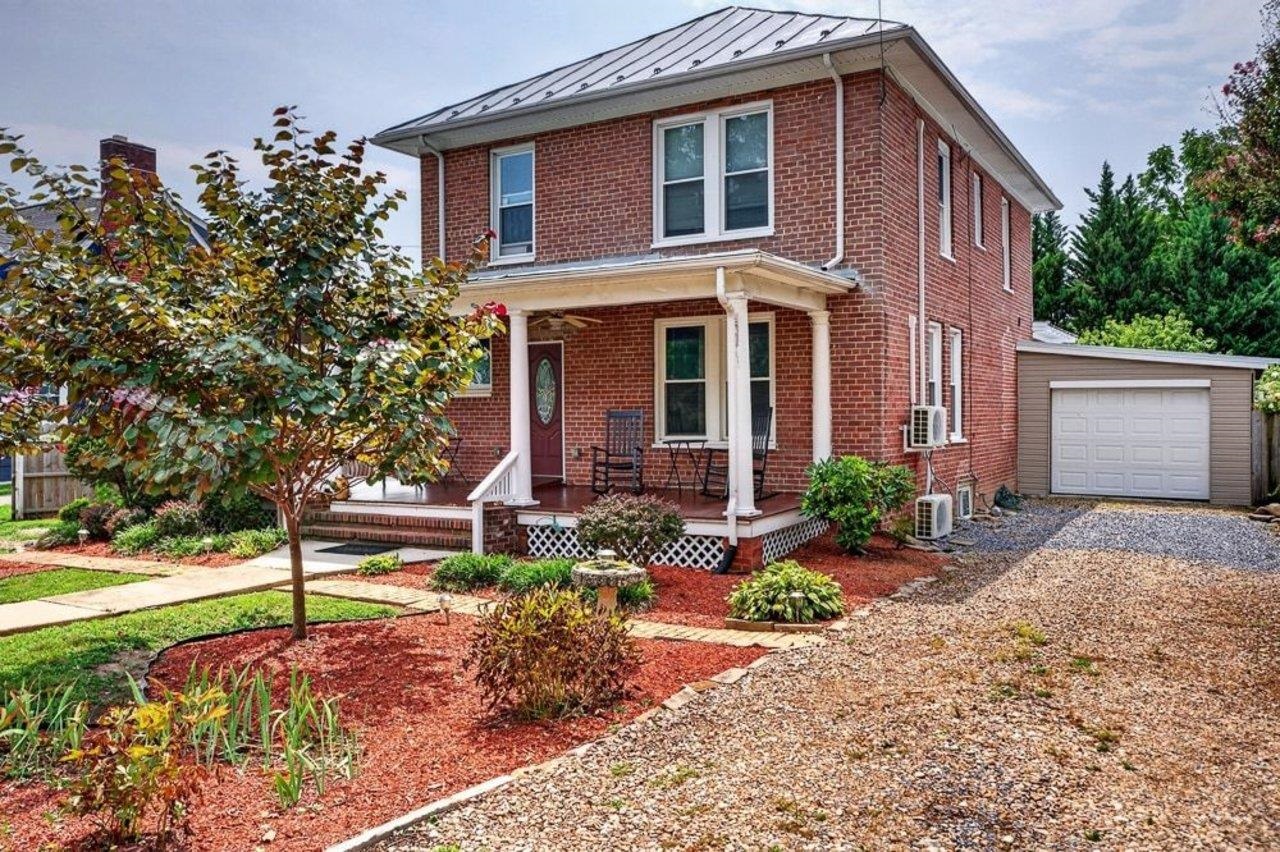 205 DINKEL AVE, BRIDGEWATER, Virginia 22812, 4 Bedrooms Bedrooms, ,2 BathroomsBathrooms,Residential,205 DINKEL AVE,680720 MLS # 680720 205 DINKEL AVE, BRIDGEWATER, Virginia 22812, 4 Bedrooms Bedrooms, ,2 BathroomsBathrooms,Residential,205 DINKEL AVE,680720 MLS # 680720