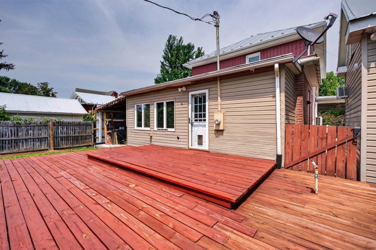 205 DINKEL AVE, BRIDGEWATER, Virginia 22812, 4 Bedrooms Bedrooms, ,2 BathroomsBathrooms,Residential,205 DINKEL AVE,680720 MLS # 680720 205 DINKEL AVE, BRIDGEWATER, Virginia 22812, 4 Bedrooms Bedrooms, ,2 BathroomsBathrooms,Residential,205 DINKEL AVE,680720 MLS # 680720
