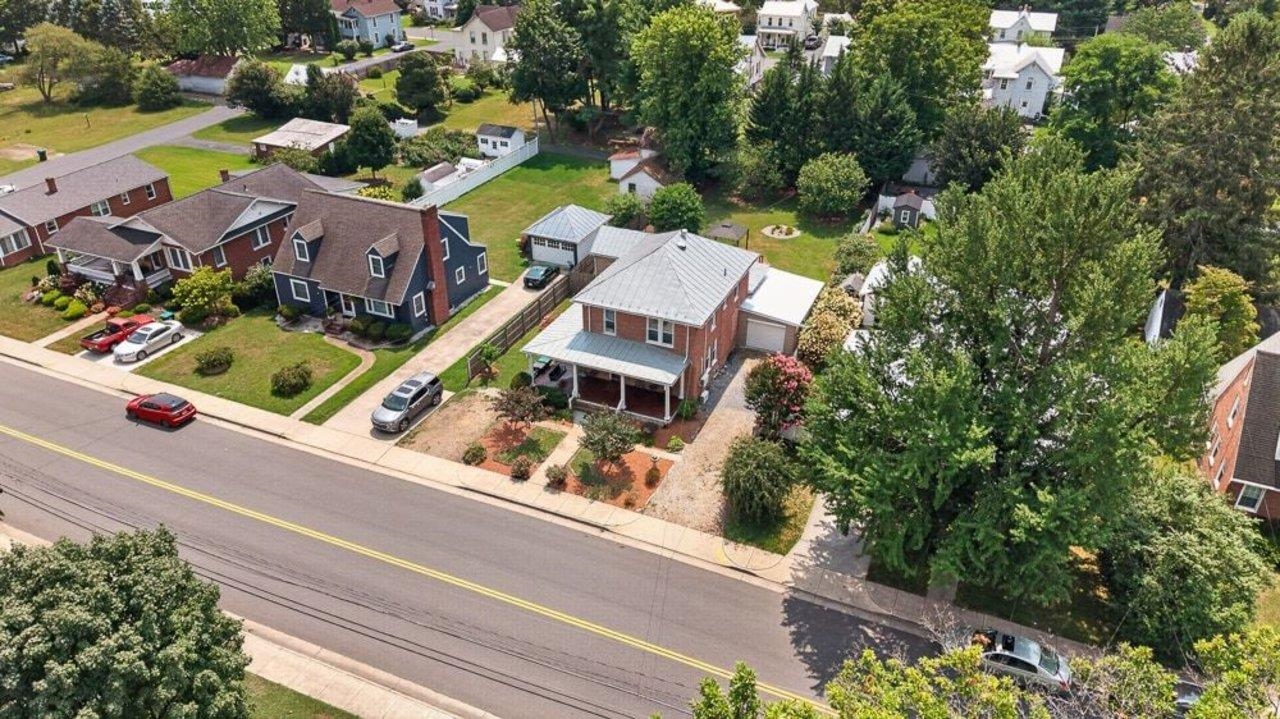 205 DINKEL AVE, BRIDGEWATER, Virginia 22812, 4 Bedrooms Bedrooms, ,2 BathroomsBathrooms,Residential,205 DINKEL AVE,680720 MLS # 680720 205 DINKEL AVE, BRIDGEWATER, Virginia 22812, 4 Bedrooms Bedrooms, ,2 BathroomsBathrooms,Residential,205 DINKEL AVE,680720 MLS # 680720