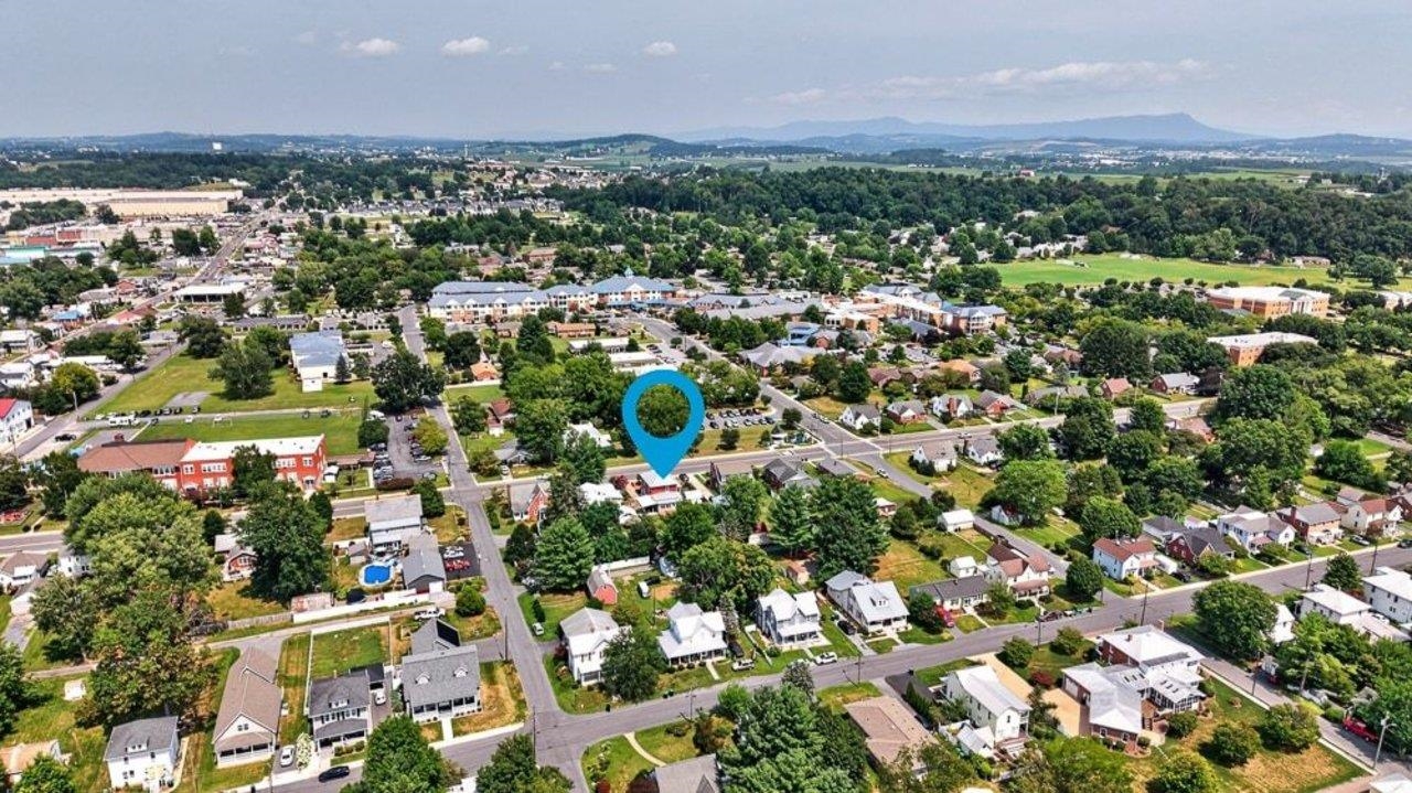 205 DINKEL AVE, BRIDGEWATER, Virginia 22812, 4 Bedrooms Bedrooms, ,2 BathroomsBathrooms,Residential,205 DINKEL AVE,680720 MLS # 680720 205 DINKEL AVE, BRIDGEWATER, Virginia 22812, 4 Bedrooms Bedrooms, ,2 BathroomsBathrooms,Residential,205 DINKEL AVE,680720 MLS # 680720