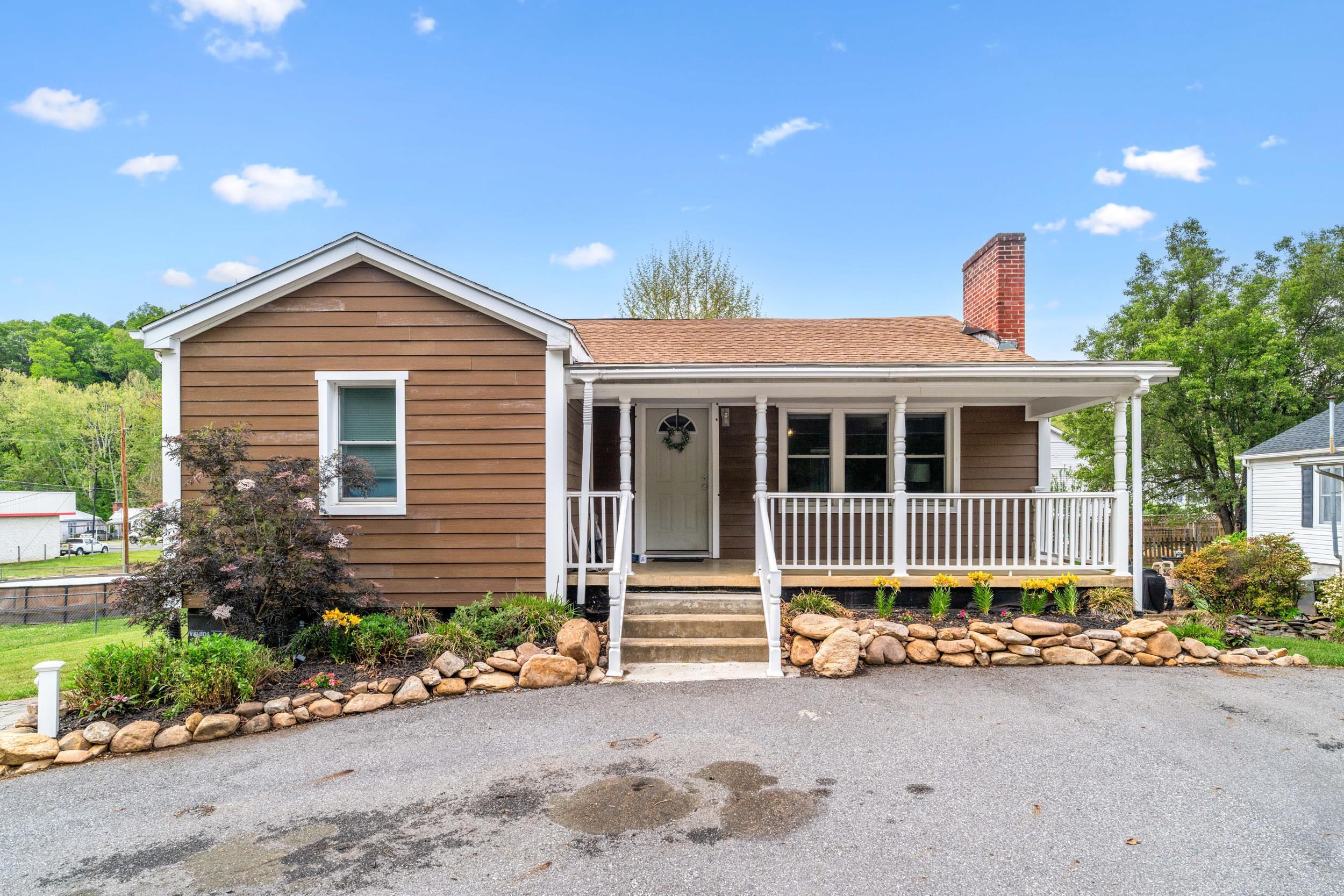 217 W 28TH ST, BUENA VISTA, Virginia 24416, ,Residential,217 W 28TH ST,676880 MLS # 676880