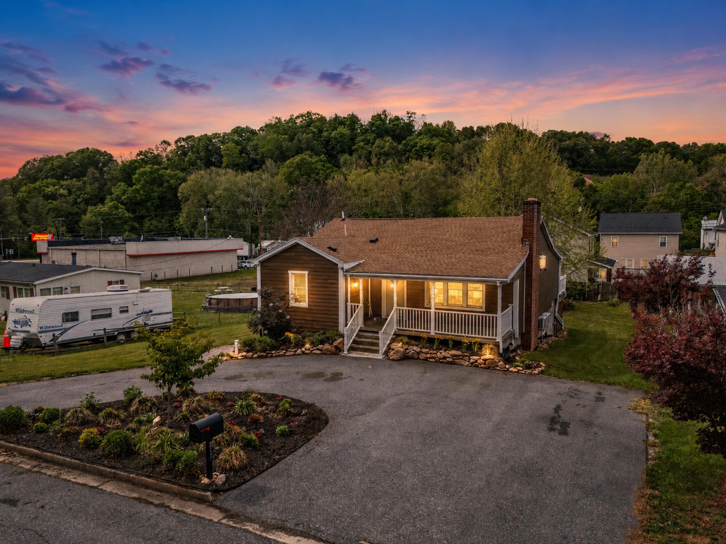 217 W 28TH ST, BUENA VISTA, Virginia 24416, ,Residential,217 W 28TH ST,676880 MLS # 676880