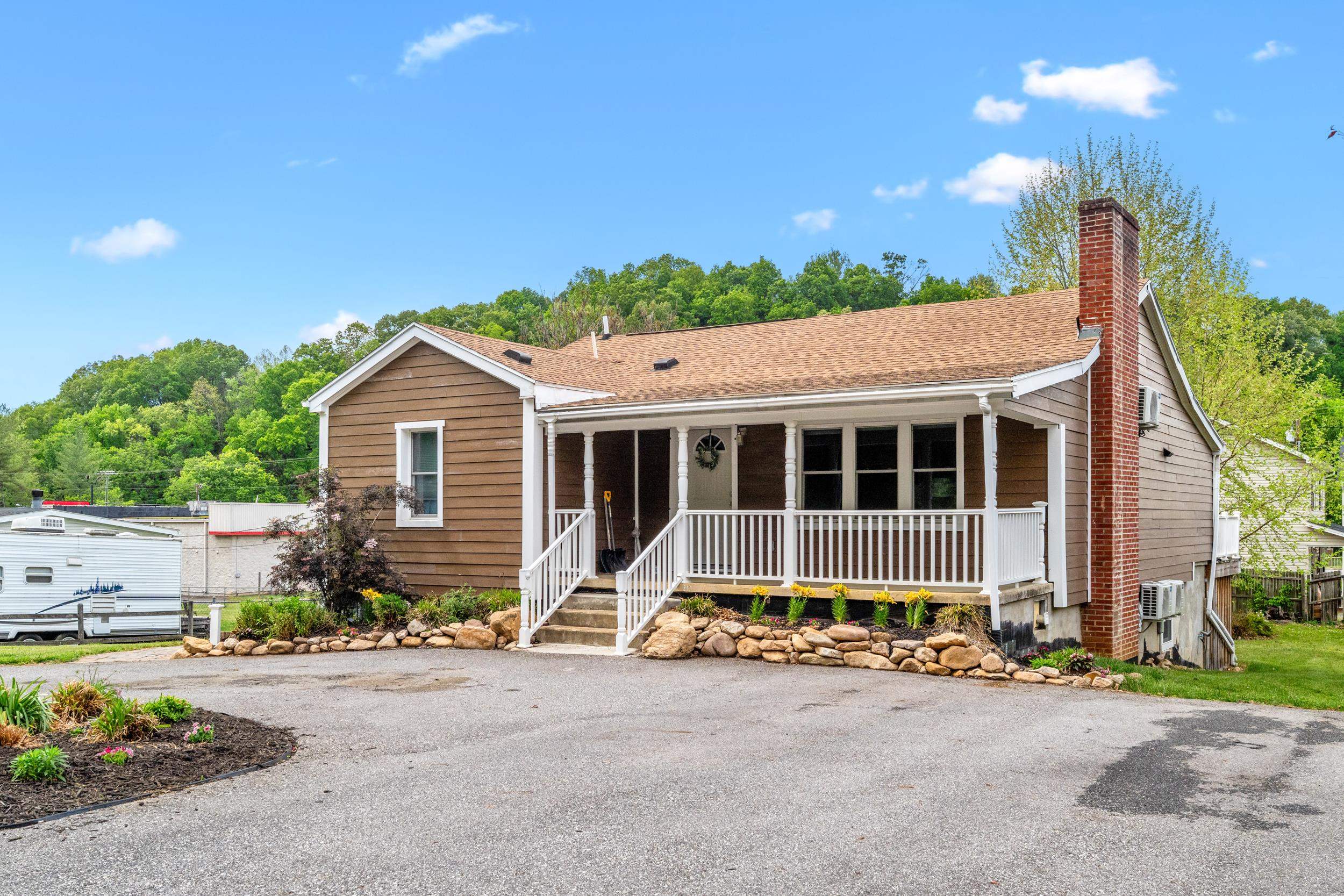 217 W 28TH ST, BUENA VISTA, Virginia 24416, ,Residential,217 W 28TH ST,676880 MLS # 676880