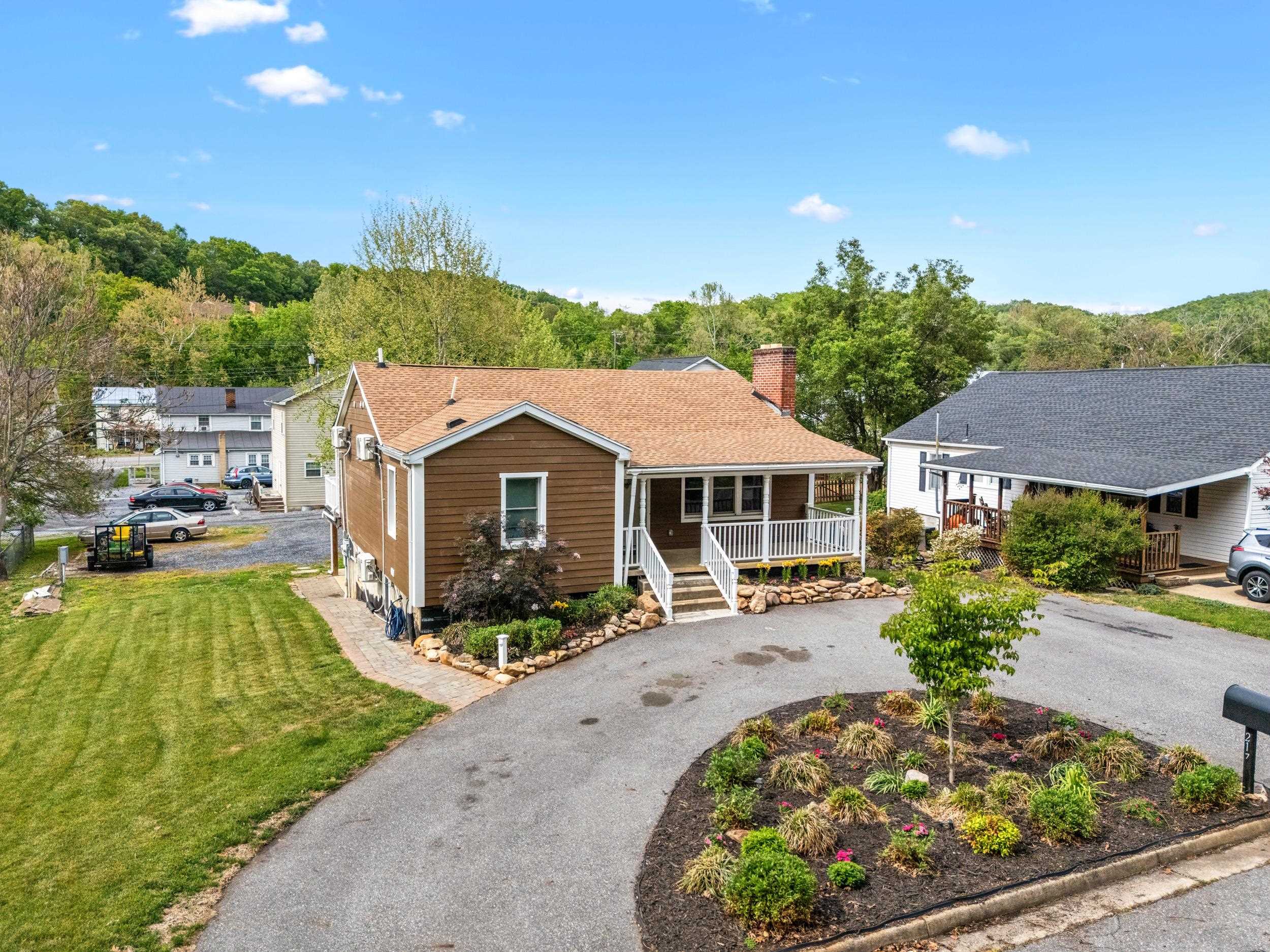 217 W 28TH ST, BUENA VISTA, Virginia 24416, ,Residential,217 W 28TH ST,676880 MLS # 676880