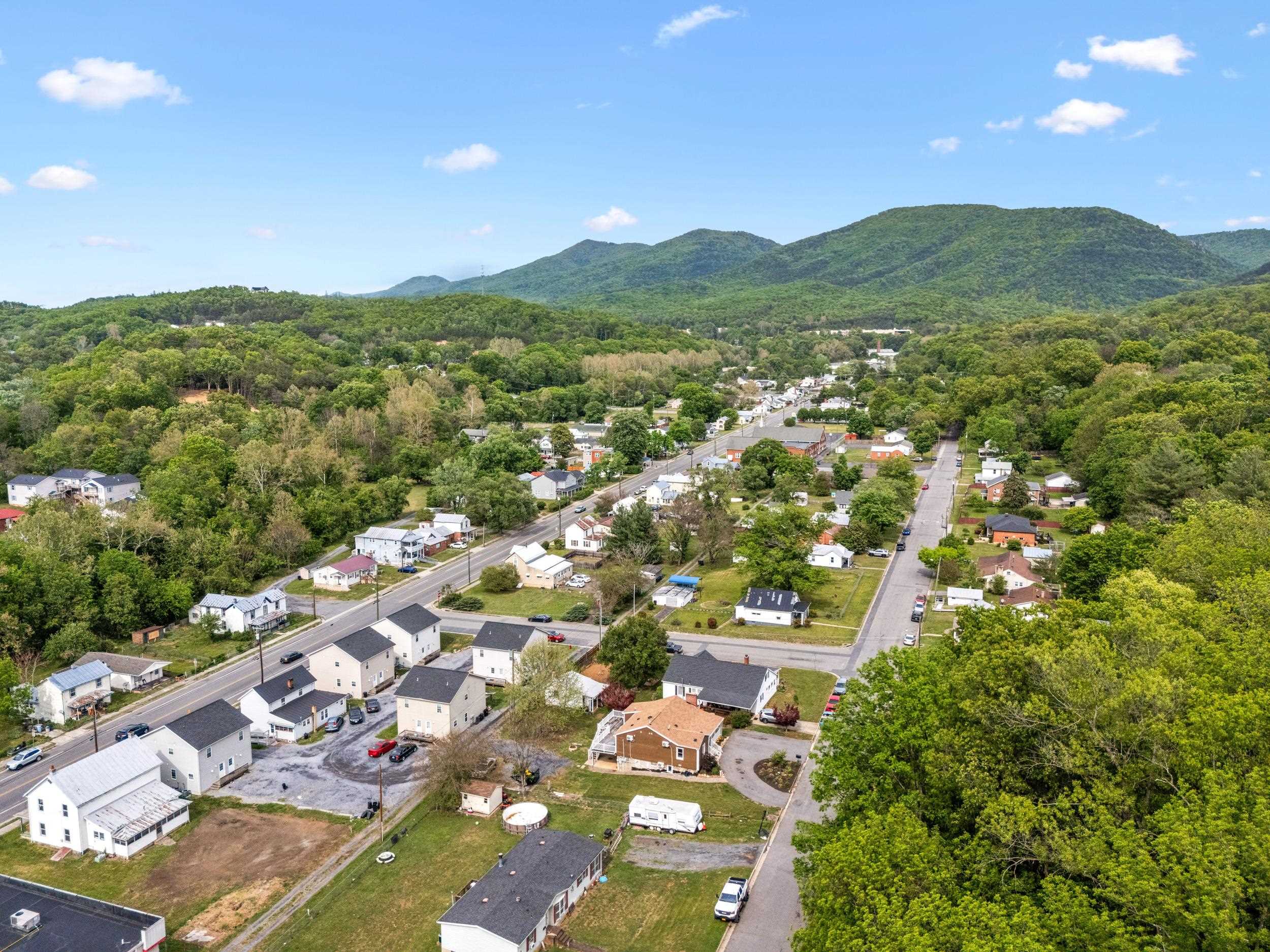 217 W 28TH ST, BUENA VISTA, Virginia 24416, ,Residential,217 W 28TH ST,676880 MLS # 676880
